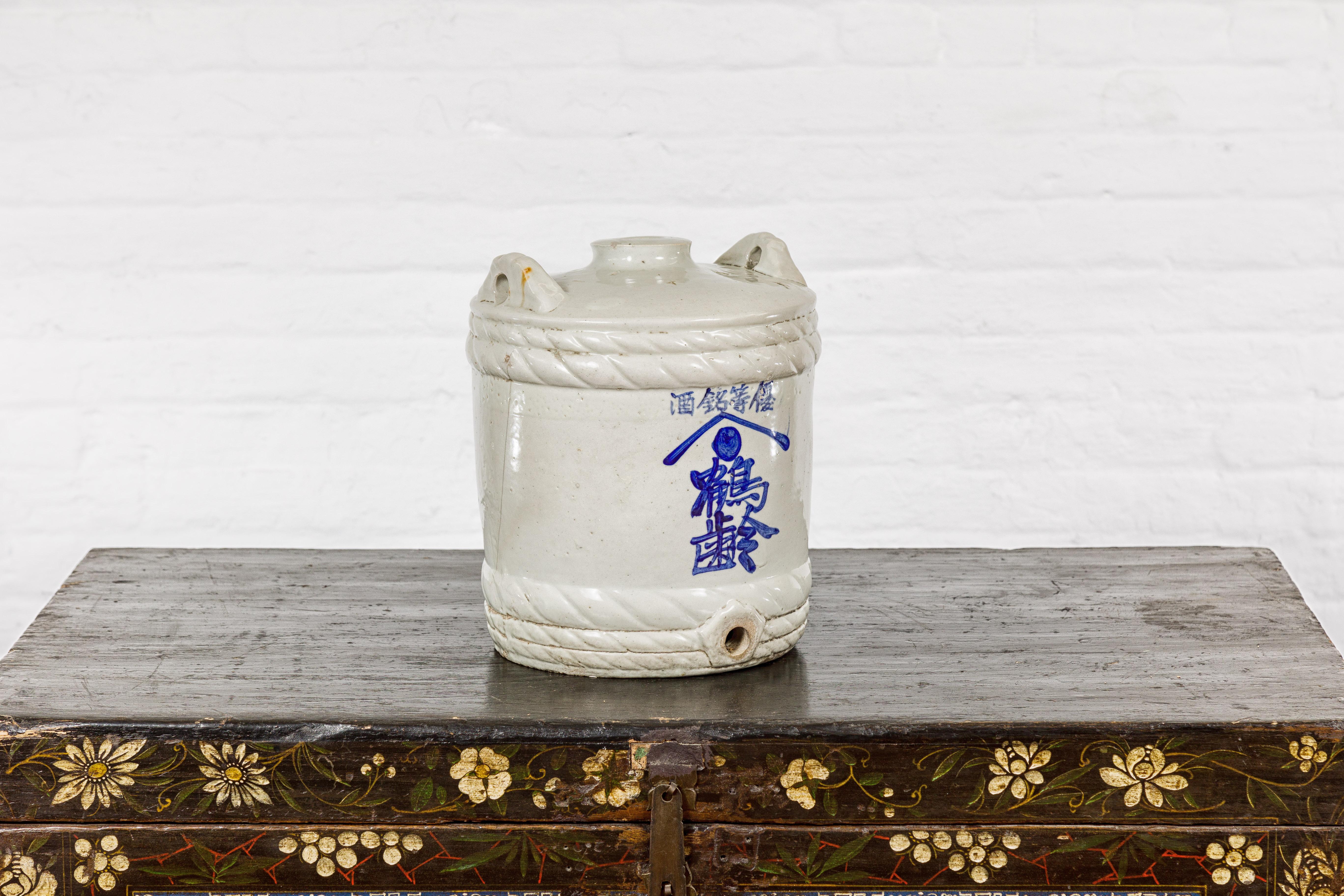 Pot à Sake japonais du 19e siècle en forme de tonneau avec calligraphie de la période Meiji en vente 4