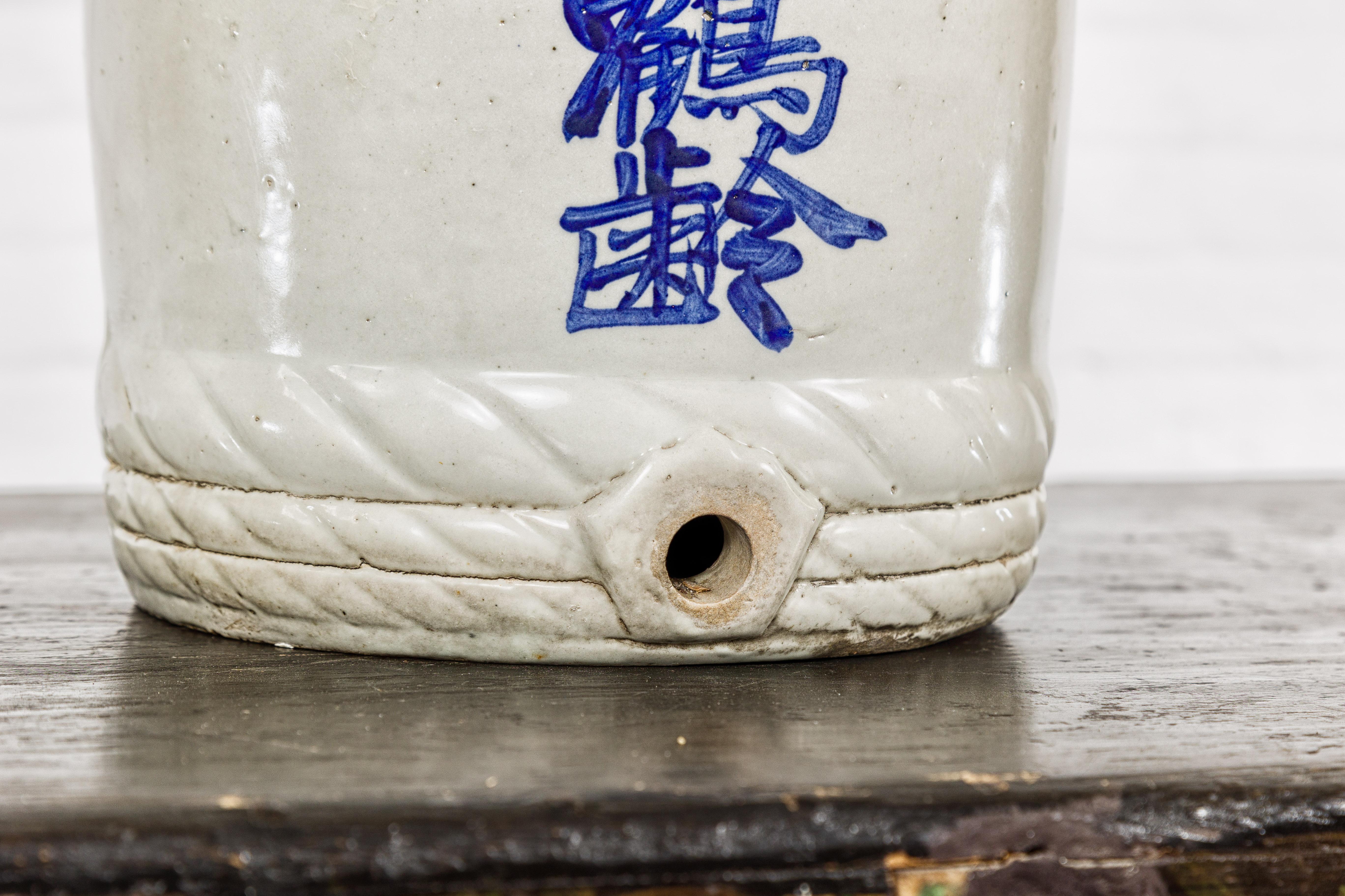 Pot à Sake japonais du 19e siècle en forme de tonneau avec calligraphie de la période Meiji en vente 2