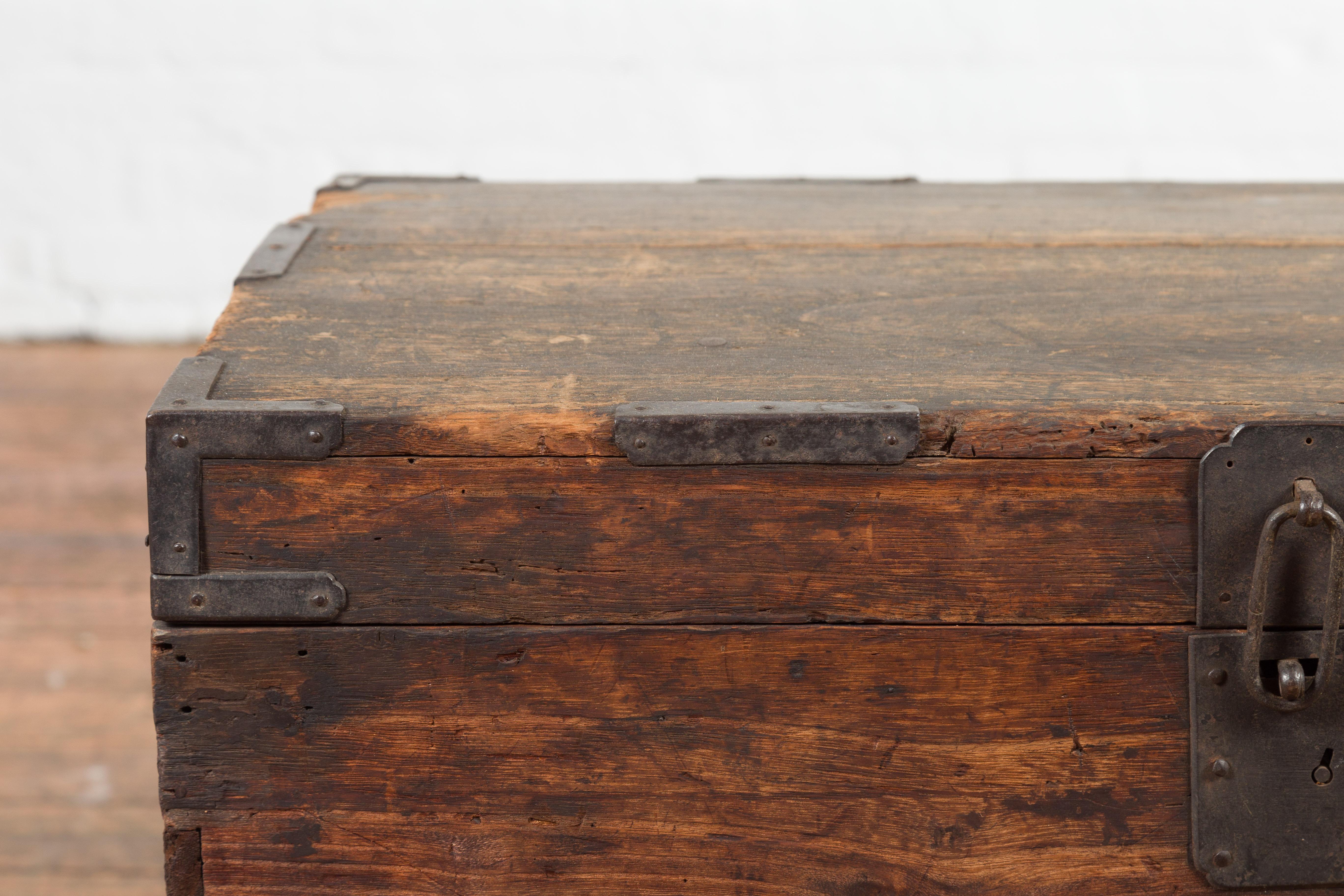 Arcón japonés para mantas del periodo Meiji del siglo XIX con herrajes de hierro y pátina en venta 1