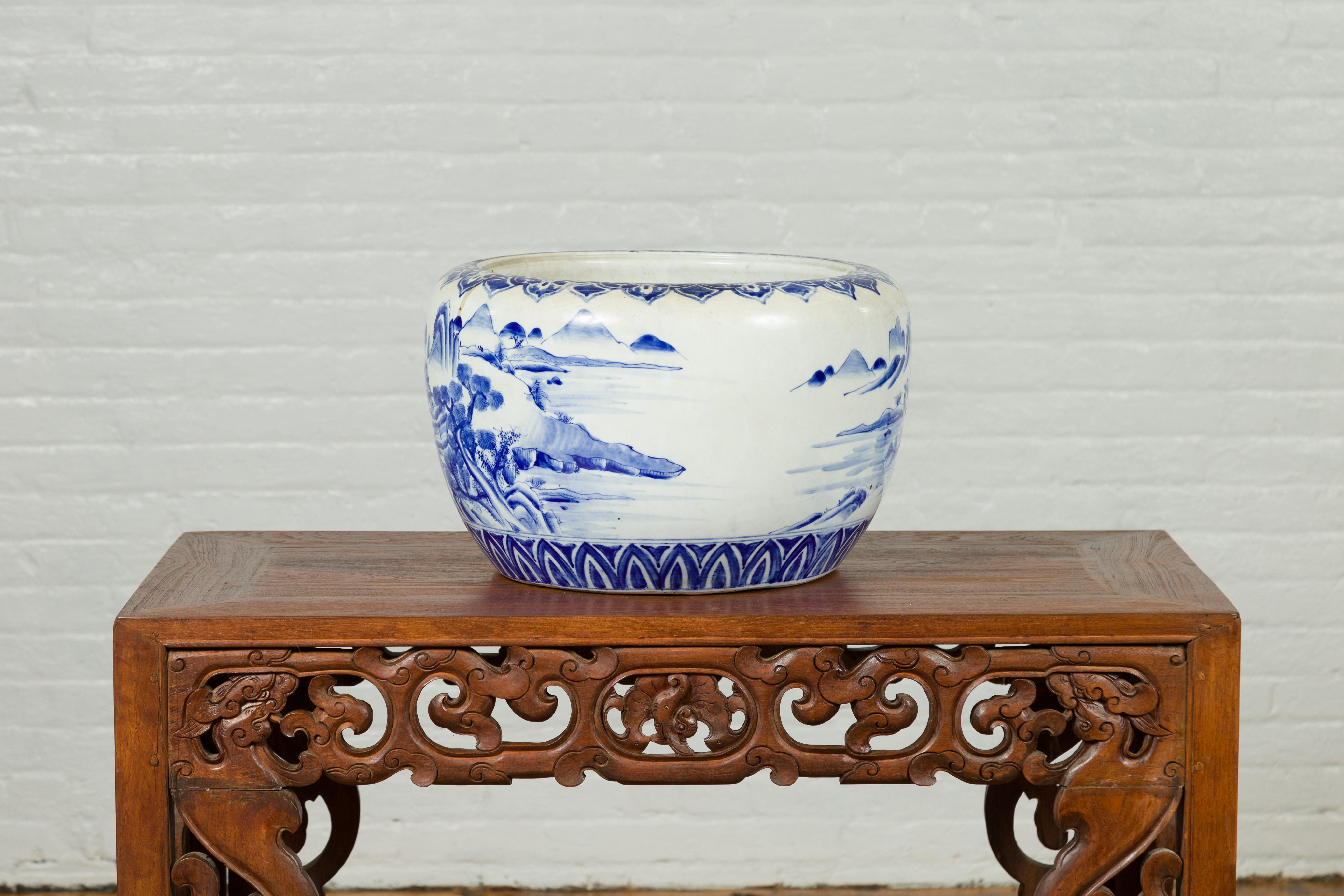 Japanese Meiji Period 19th Century Blue and White Round Porcelain Planter For Sale 4