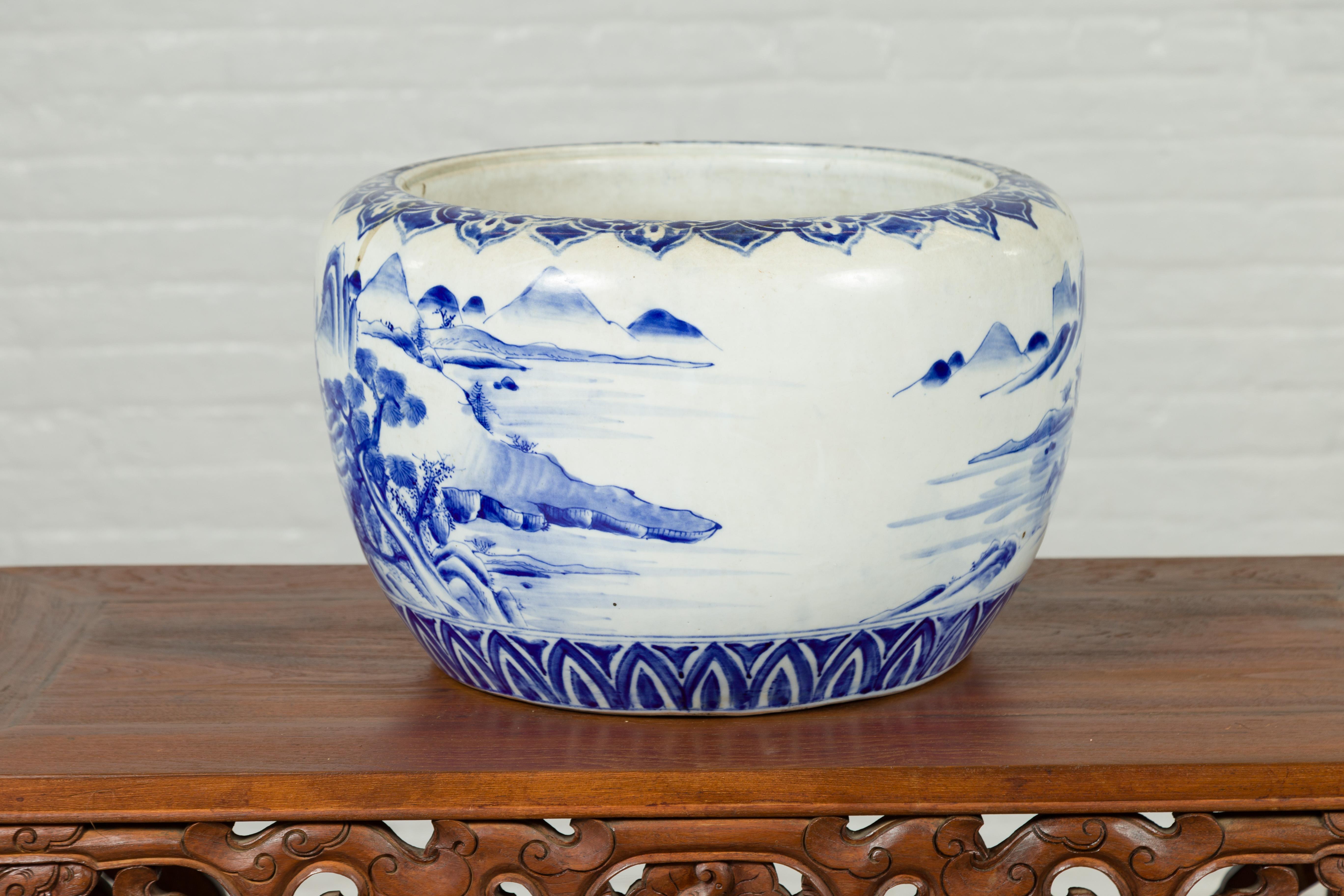 Japanese Meiji Period 19th Century Blue and White Round Porcelain Planter For Sale 5