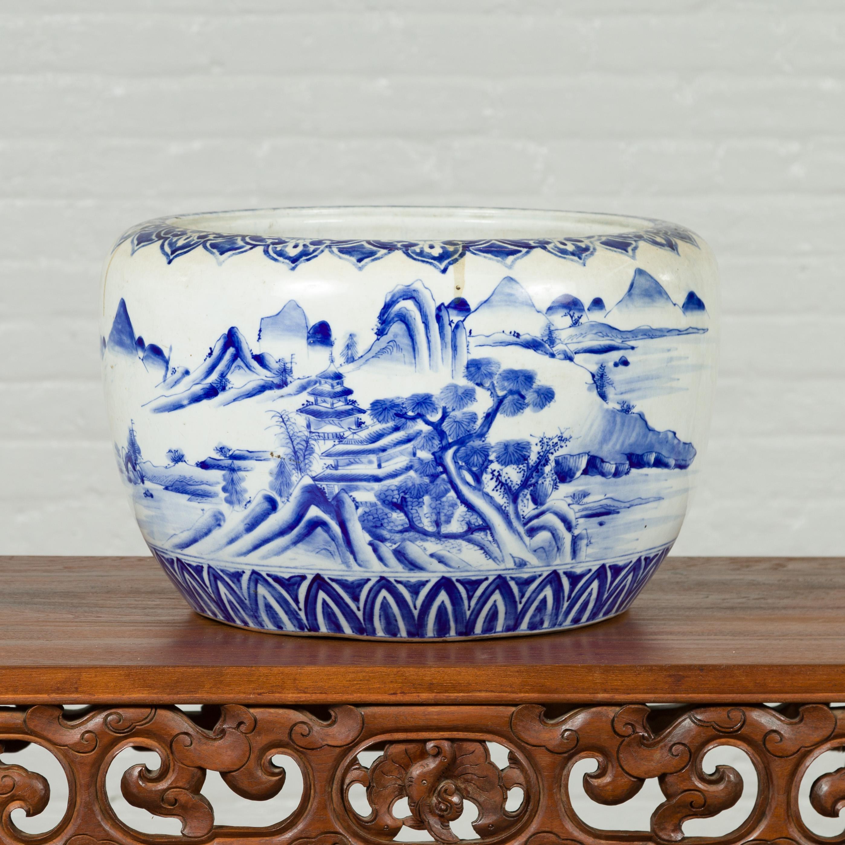 Japanese Meiji Period 19th Century Blue and White Round Porcelain Planter For Sale 6