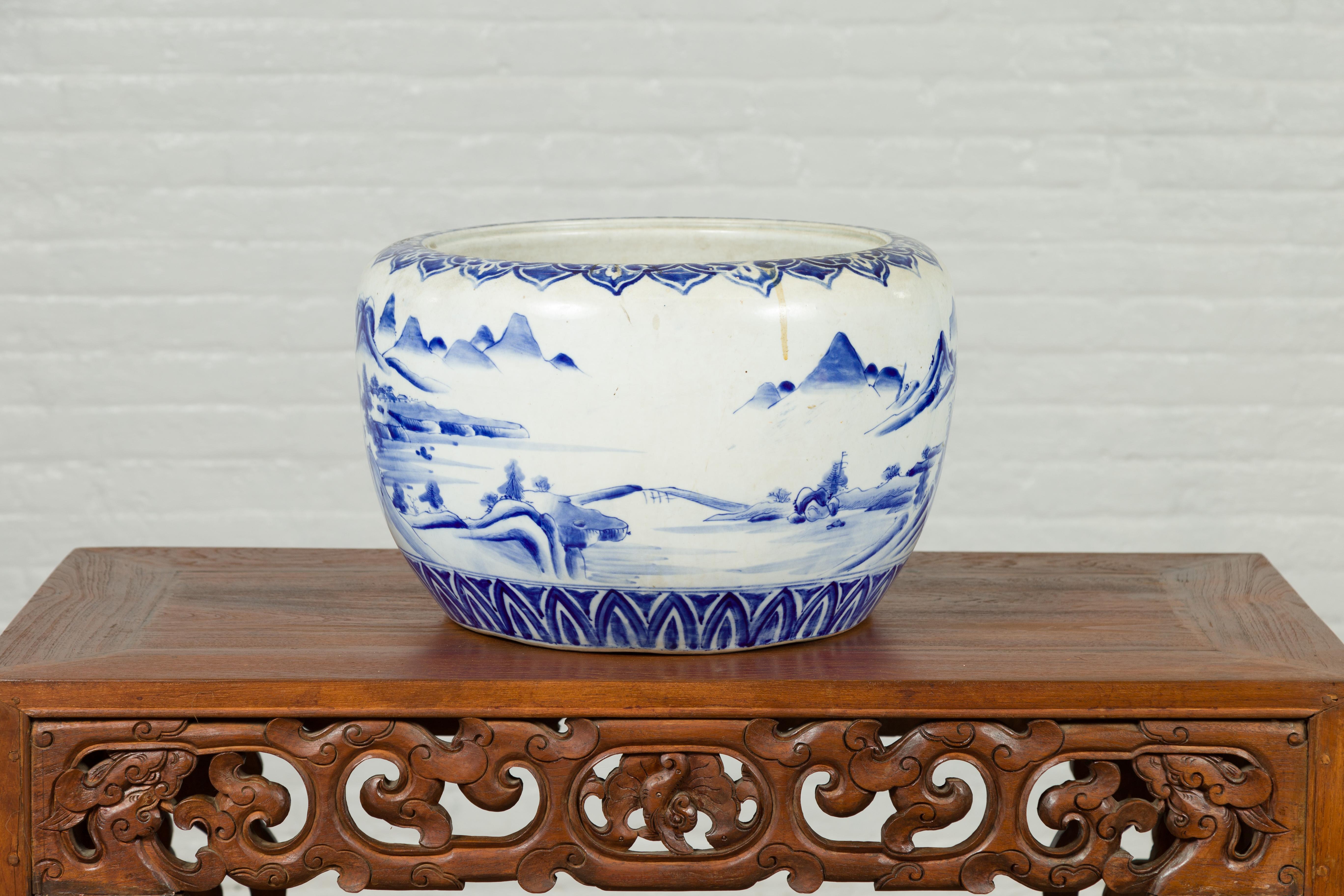 Japanese Meiji Period 19th Century Blue and White Round Porcelain Planter For Sale 1