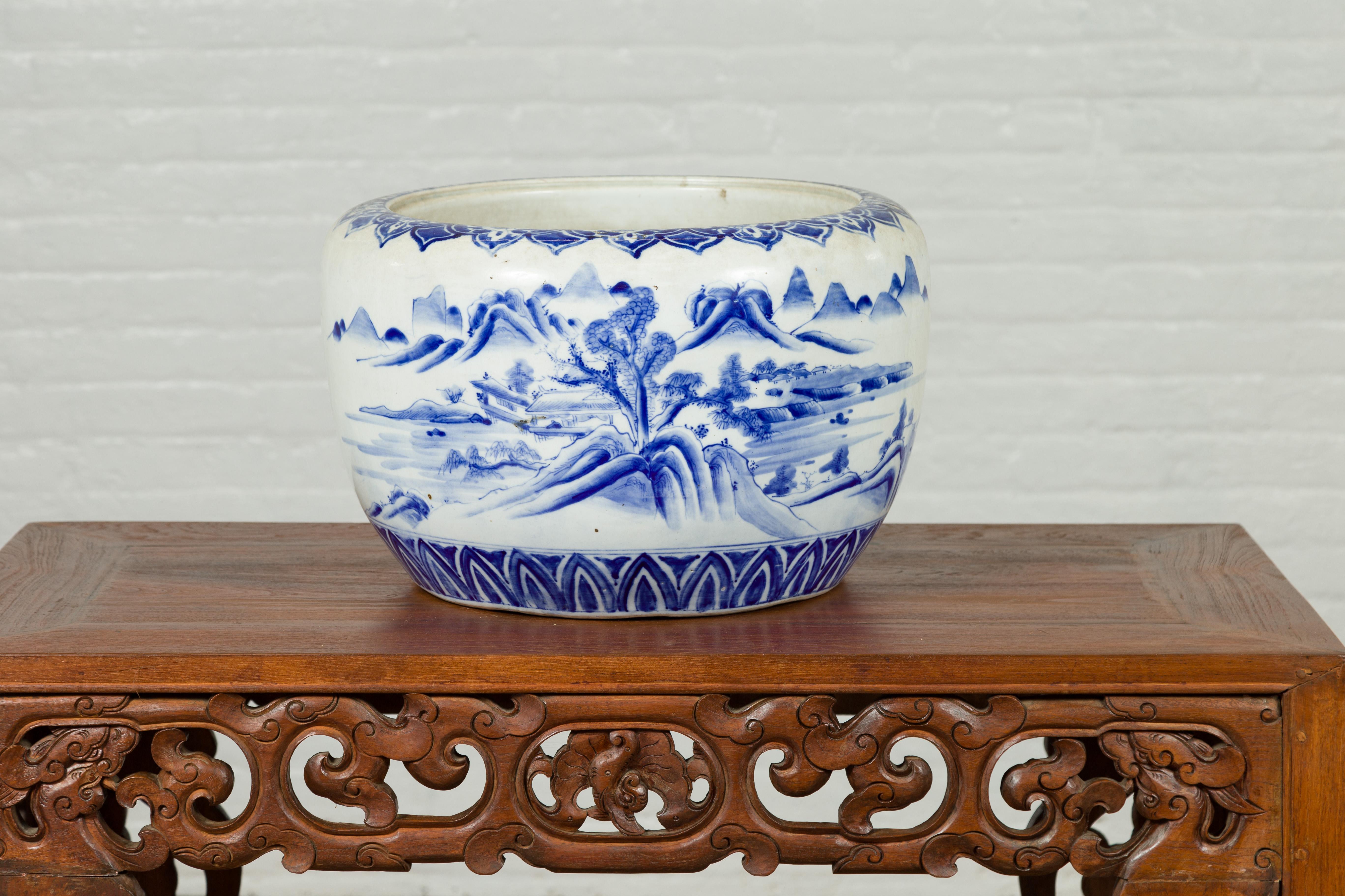 Japanese Meiji Period 19th Century Blue and White Round Porcelain Planter For Sale 2