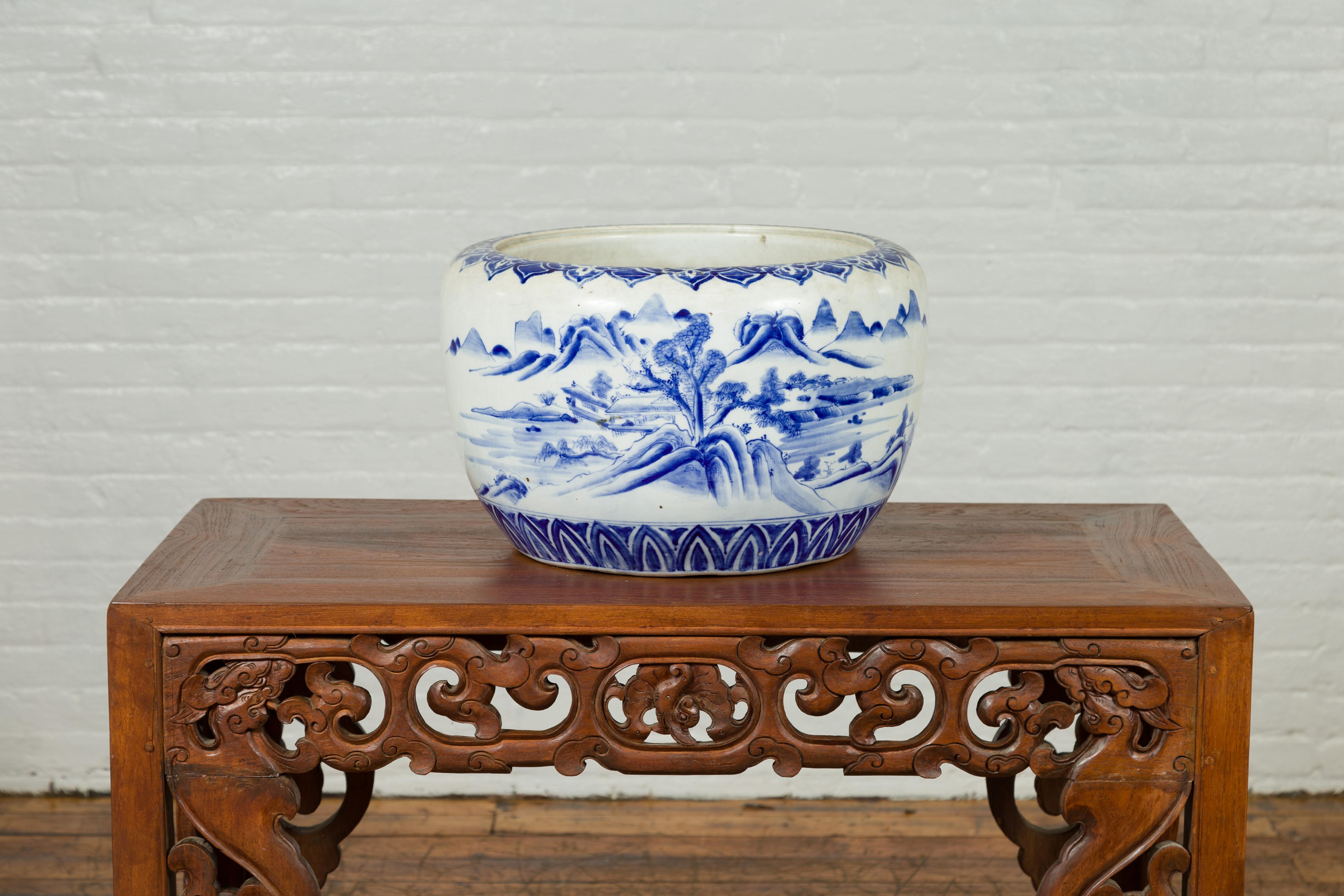 Japanese Meiji Period 19th Century Blue and White Round Porcelain Planter For Sale 3