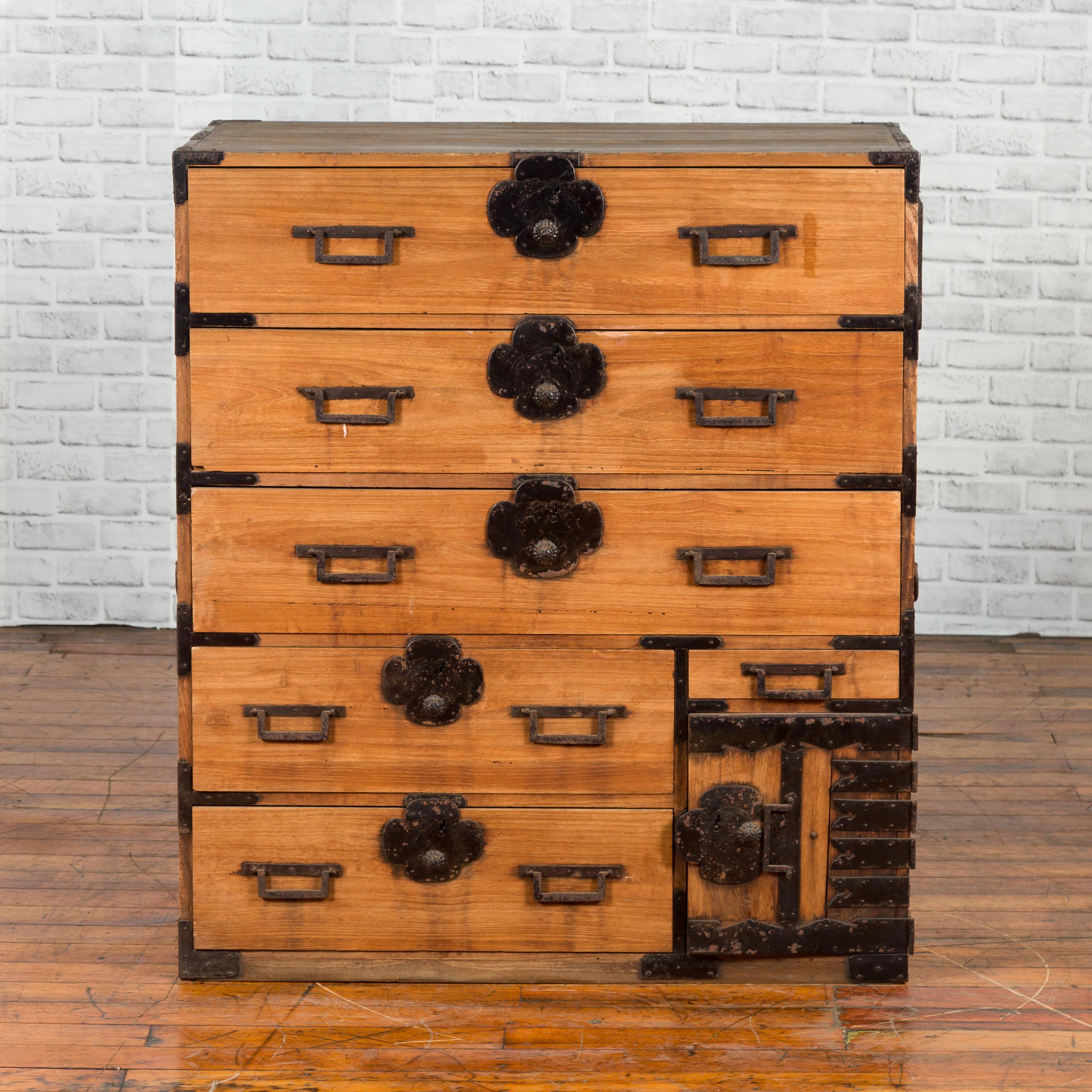 A Japanese Meiji period choba-dansu merchant's chest from the late 19th century, with five drawers and hidden safety box. Created in Japan during the 19th century, this Choba-Dansu chest, made for a travelling merchant, features a natural patina