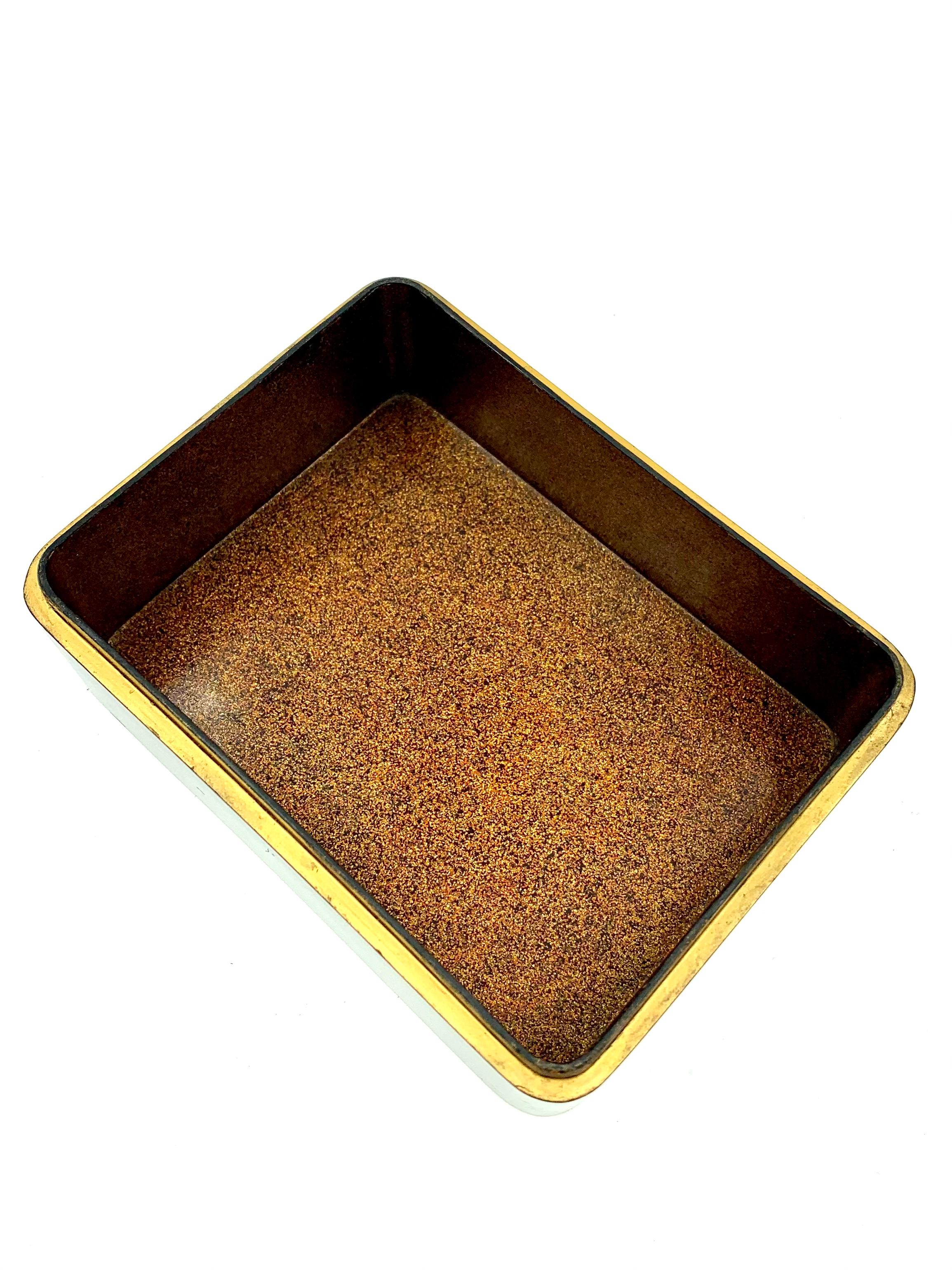 Laque Boîte en laque ancienne japonaise de la période Meiji avec décoration Maki-e en or en vente