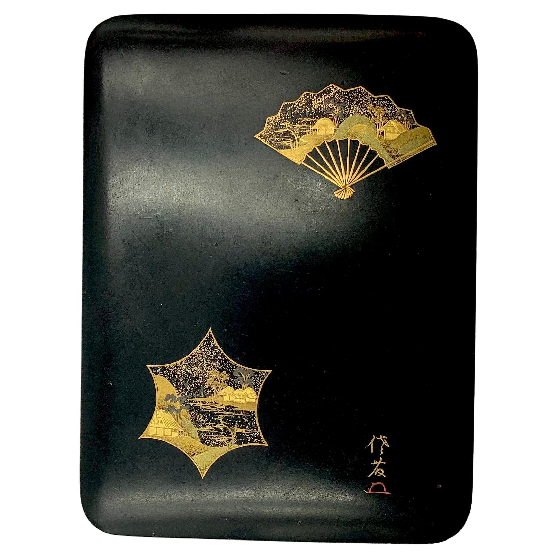 Boîte en laque ancienne japonaise de la période Meiji avec décoration Maki-e en or en vente