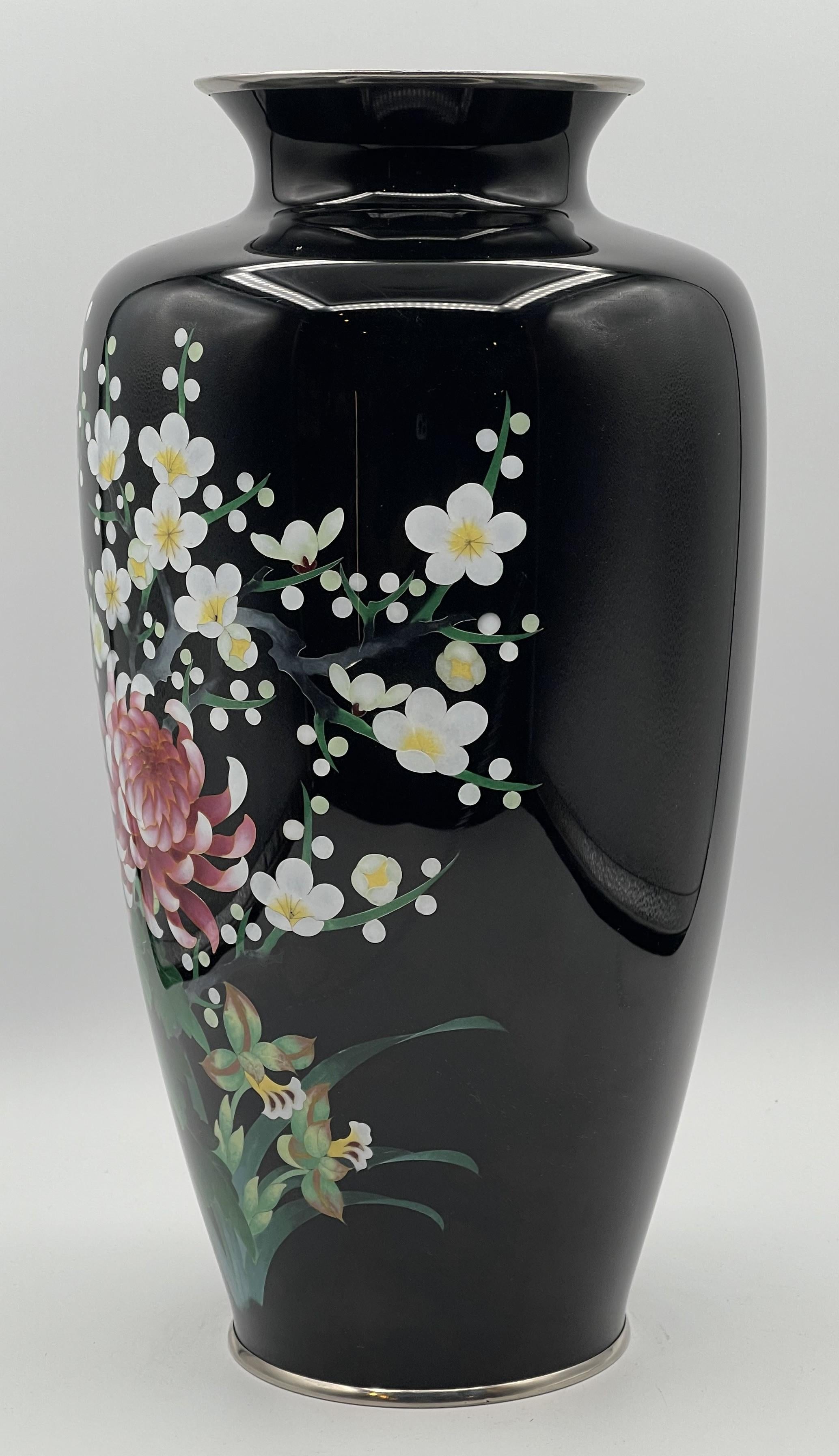 Vase japonais de la période Meiji en émail cloisonné noir à motif de larmes inversées, vers 1890 1890

Période Meiji (1868-1912)

DIMENSIONS :
Hauteur : 12 pouces
Largeur : 6 pouces
