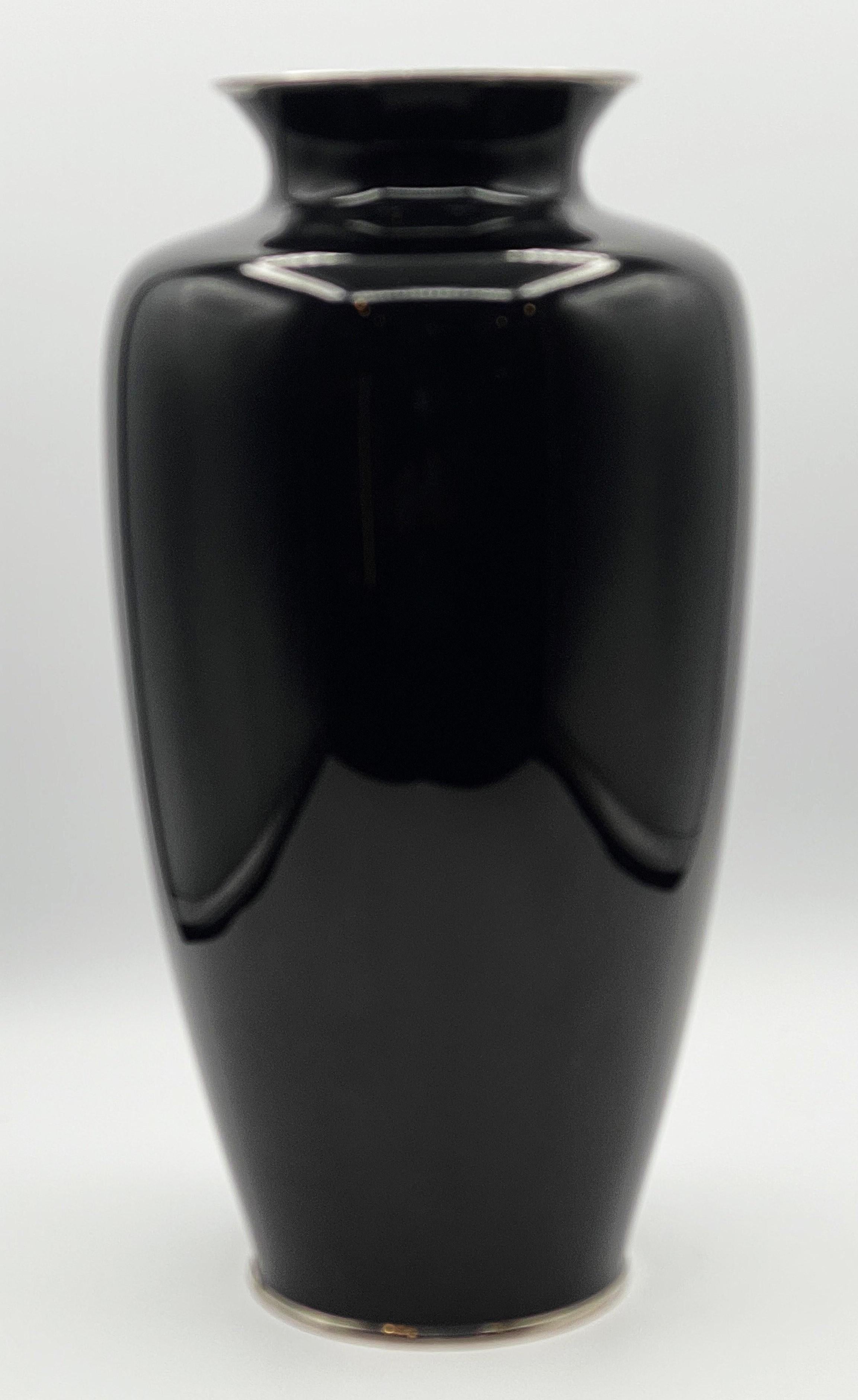 Japonisme Vase japonais de la période Meiji en émail cloisonné noir à motif de larmes inversées, vers 1890 1890 en vente