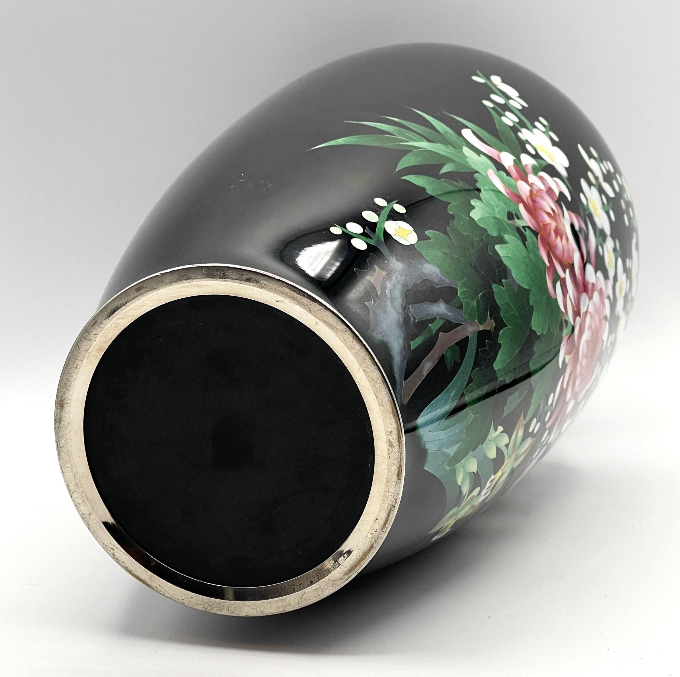 Émaillé Vase japonais de la période Meiji en émail cloisonné noir à motif de larmes inversées, vers 1890 1890 en vente