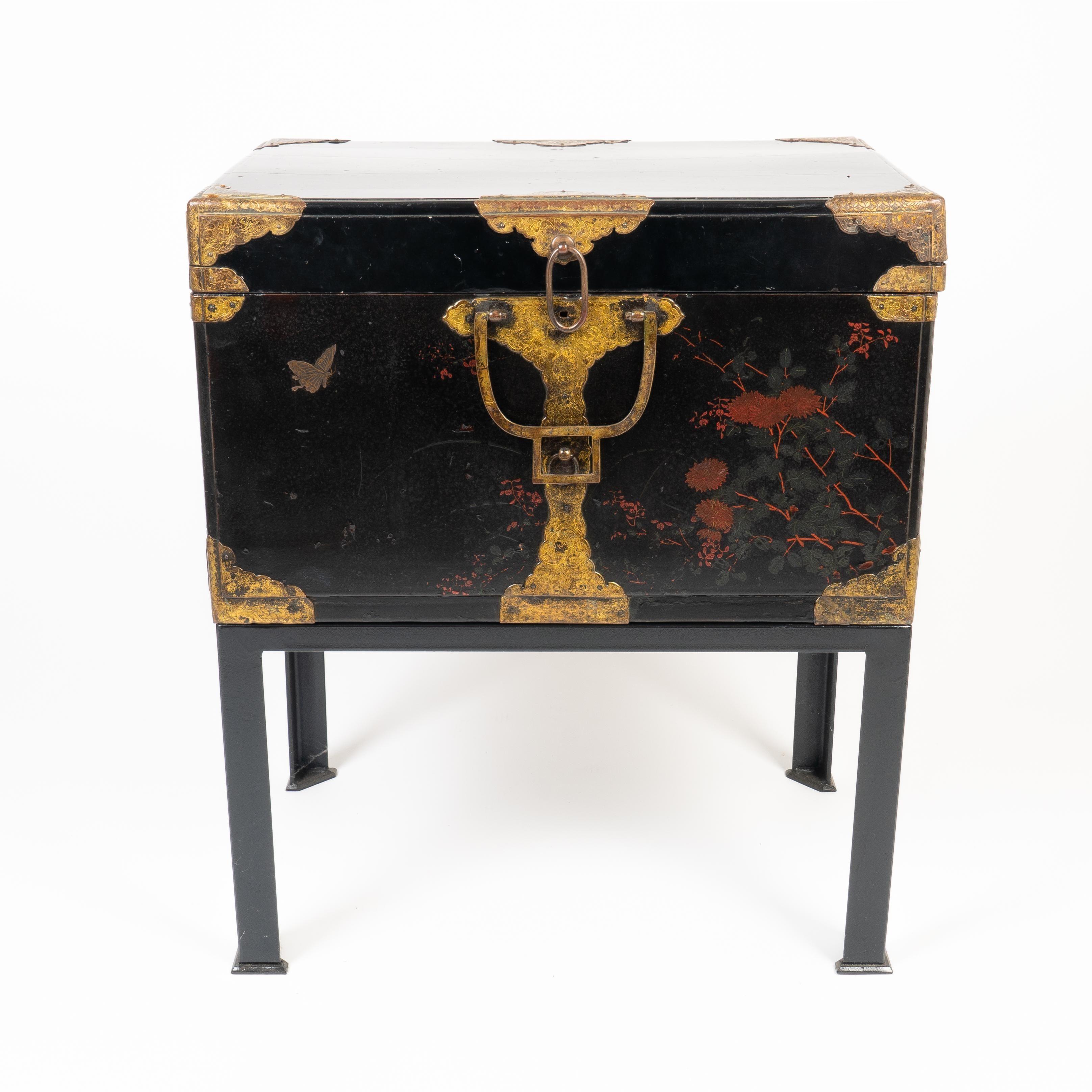 Japanese Meiji Period Black Lacquered Trunk on Stand In Good Condition For Sale In Kenilworth, IL