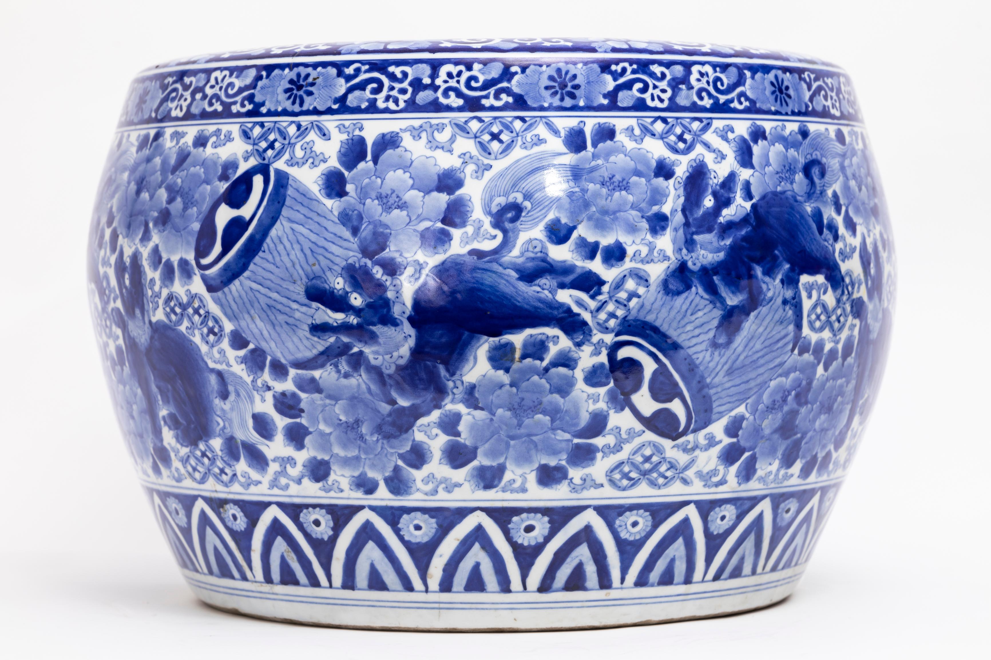 Japanese Meiji Period Blue & White Jardiniere with Shishi Dogs & Barrels: 1880 In Good Condition For Sale In New York, NY