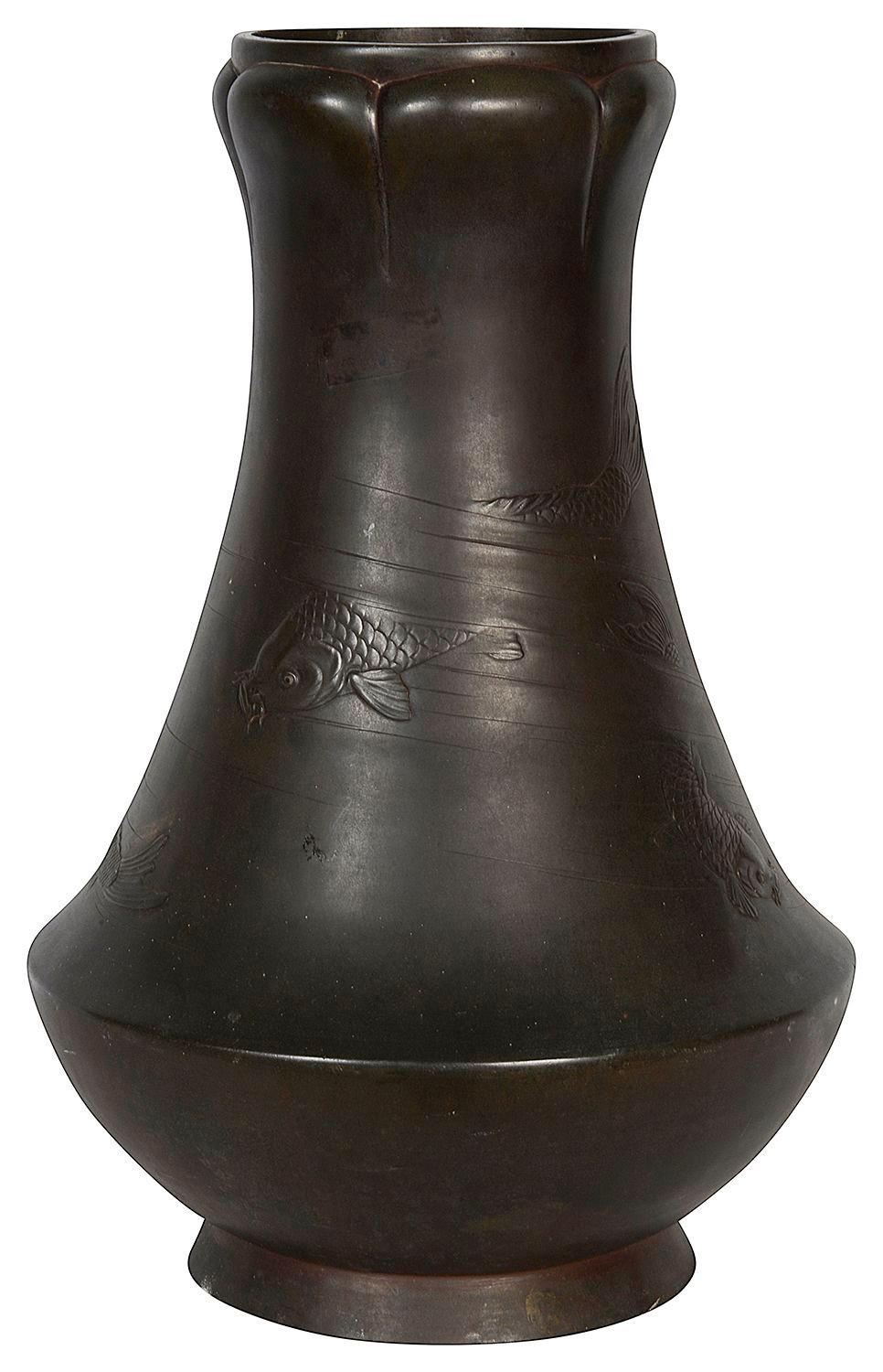 Vase en bronze patiné d'époque Meiji (1868-1912) représentant des carpes en train de nager, très impressionnant et enchanteur.

57380 ACYN