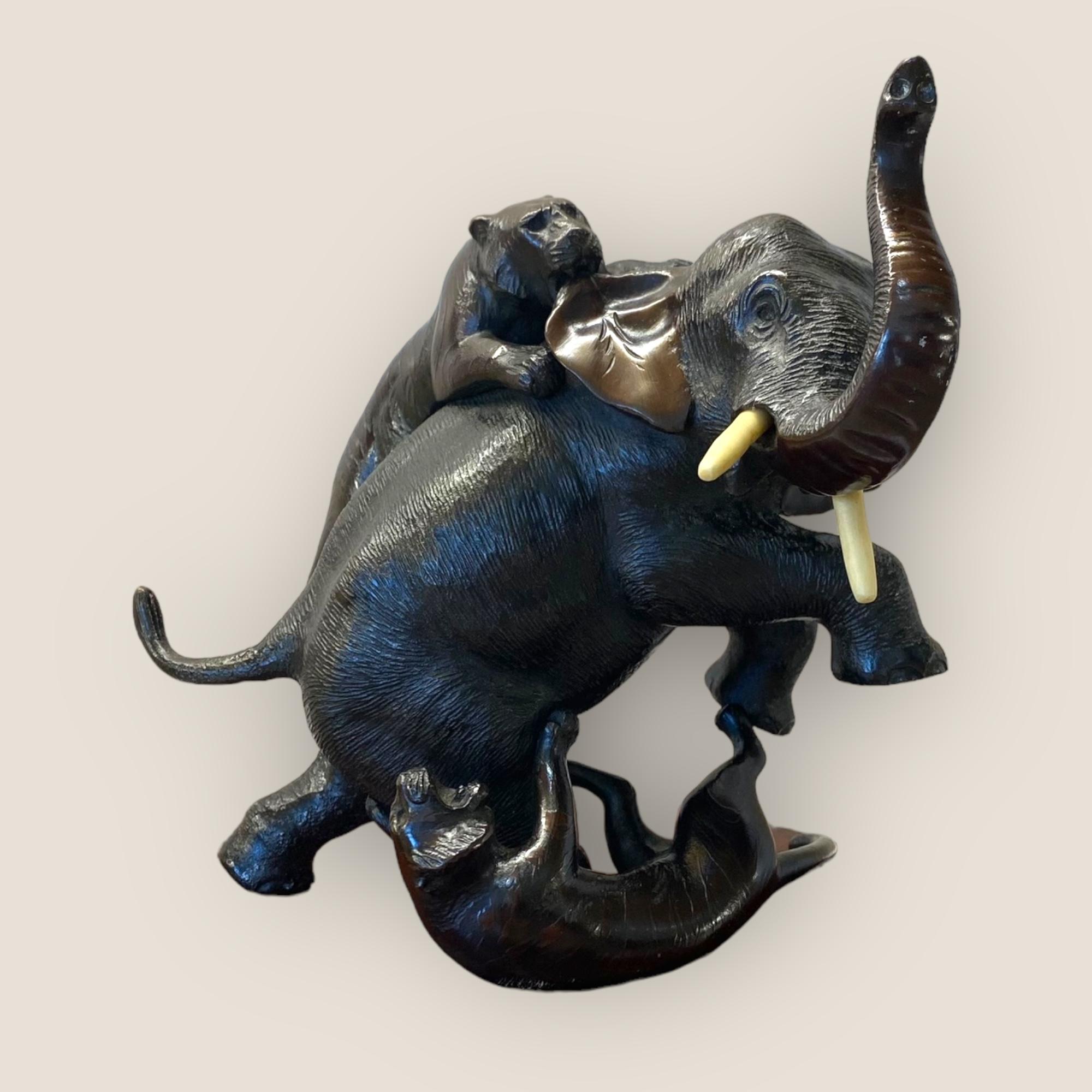 Éléphant combattant des tigres de la période Meiji japonaise par Genryusai Seiya Bon état - En vente à King's Lynn, GB
