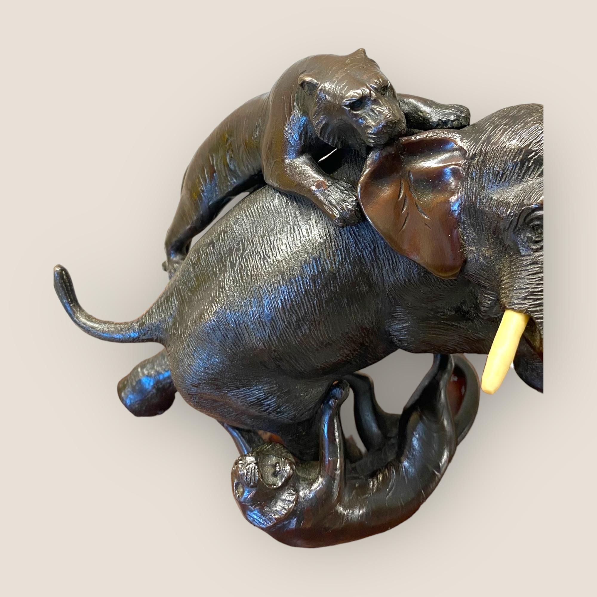 XIXe siècle Éléphant combattant des tigres de la période Meiji japonaise par Genryusai Seiya en vente