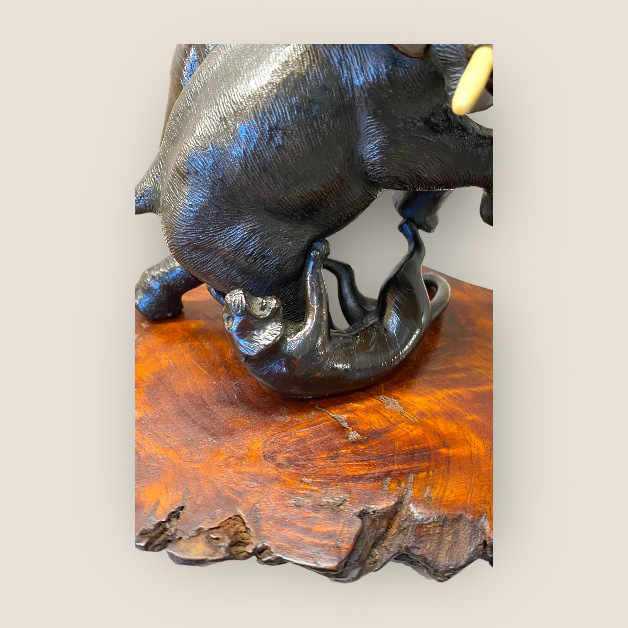 Éléphant combattant des tigres de la période Meiji japonaise par Genryusai Seiya en vente 1