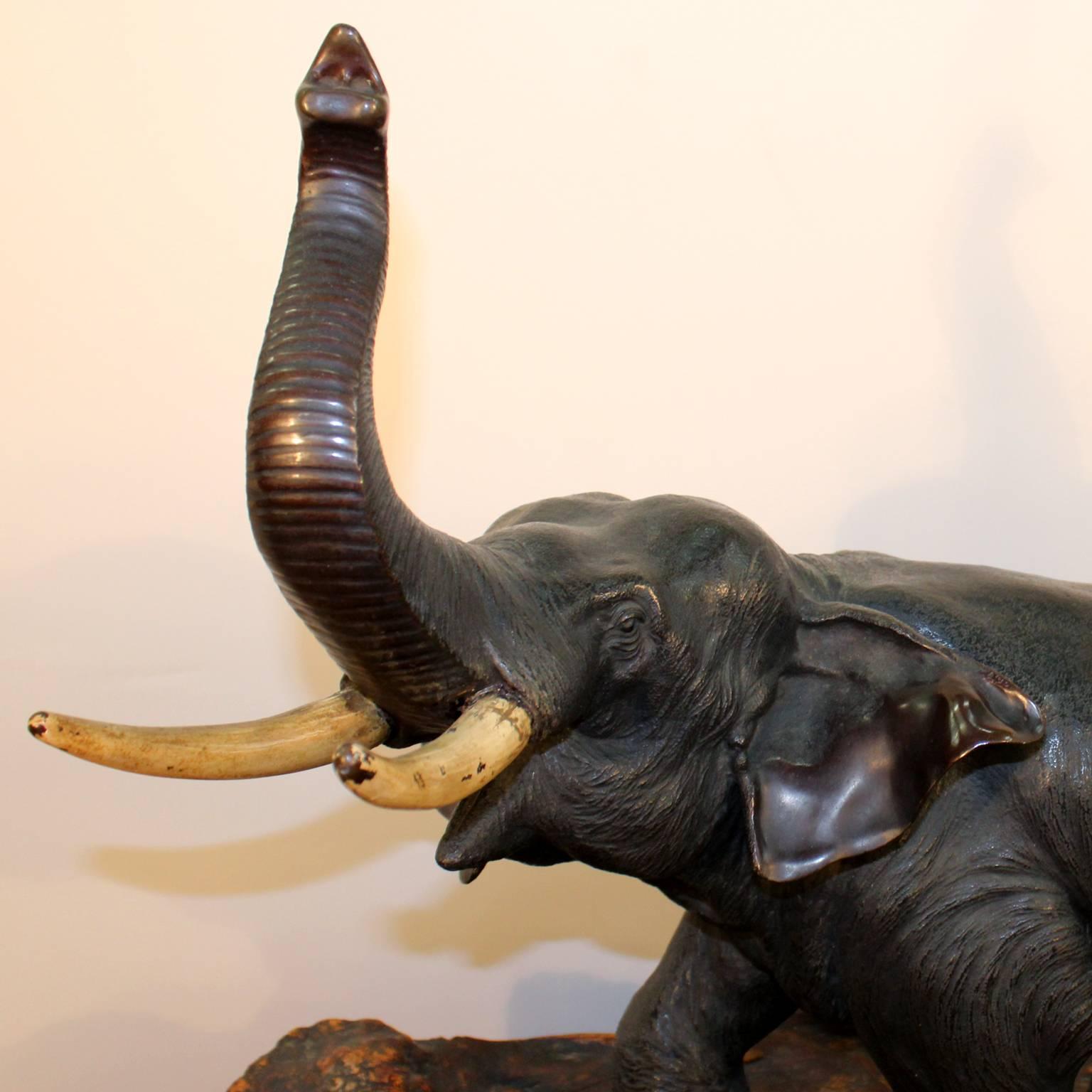 Japanische Elefantenskulptur aus Bronze aus der japanischen Meiji-Periode auf Wurzelholzsockel im Angebot 1