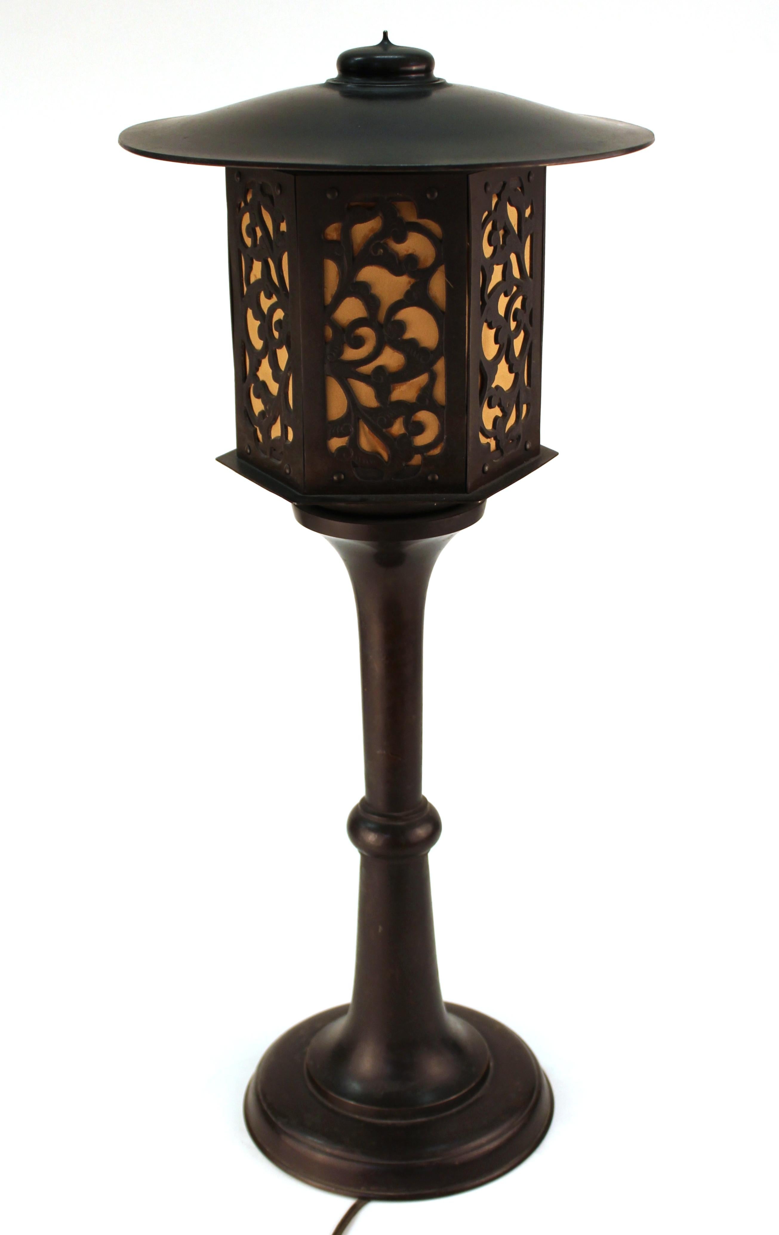 Japanese Meiji period table lamp in shape of a lantern. The piece is made in bronze and was made in Japan in the 19th century. In great vintage condition with age-appropriate patina.