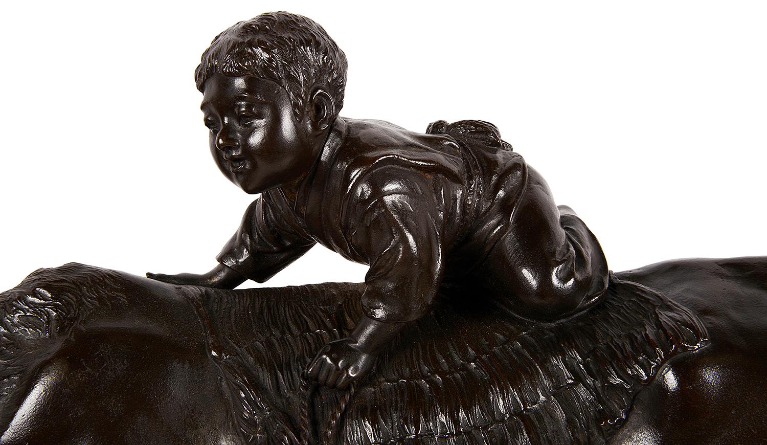 Una divertente statua in bronzo giapponese del XIX secolo (periodo Meiji 1868-1912) raffigurante un bue con un ragazzino seduto sulla schiena.
Firmato.