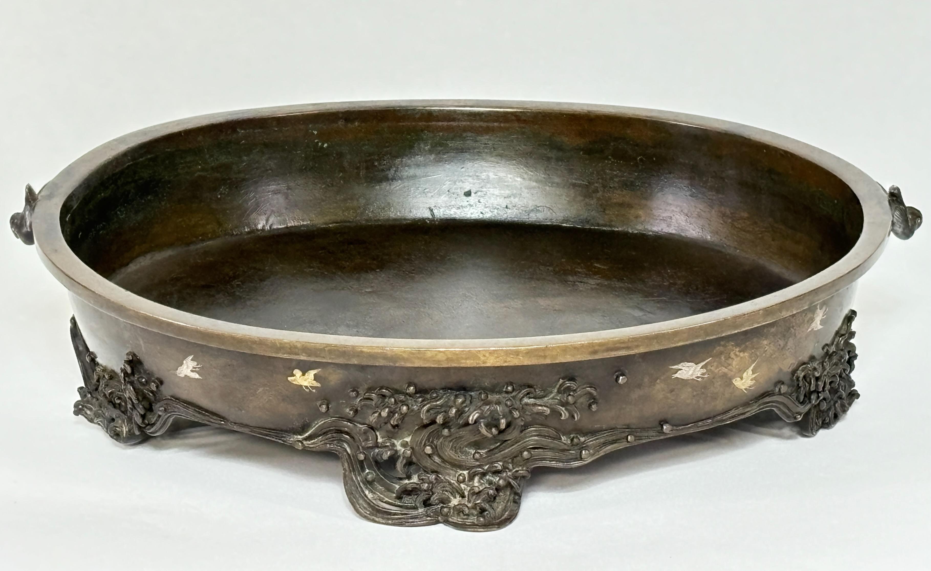 This large fine quality bronze bowl planter, known as a Suiban Ikebana, dates to the Meiji period (late 19th to early 20th century) and is perfect for flower arrangements or bonsai art.
Its stunning color, patina and inlay detail of silver and cold,