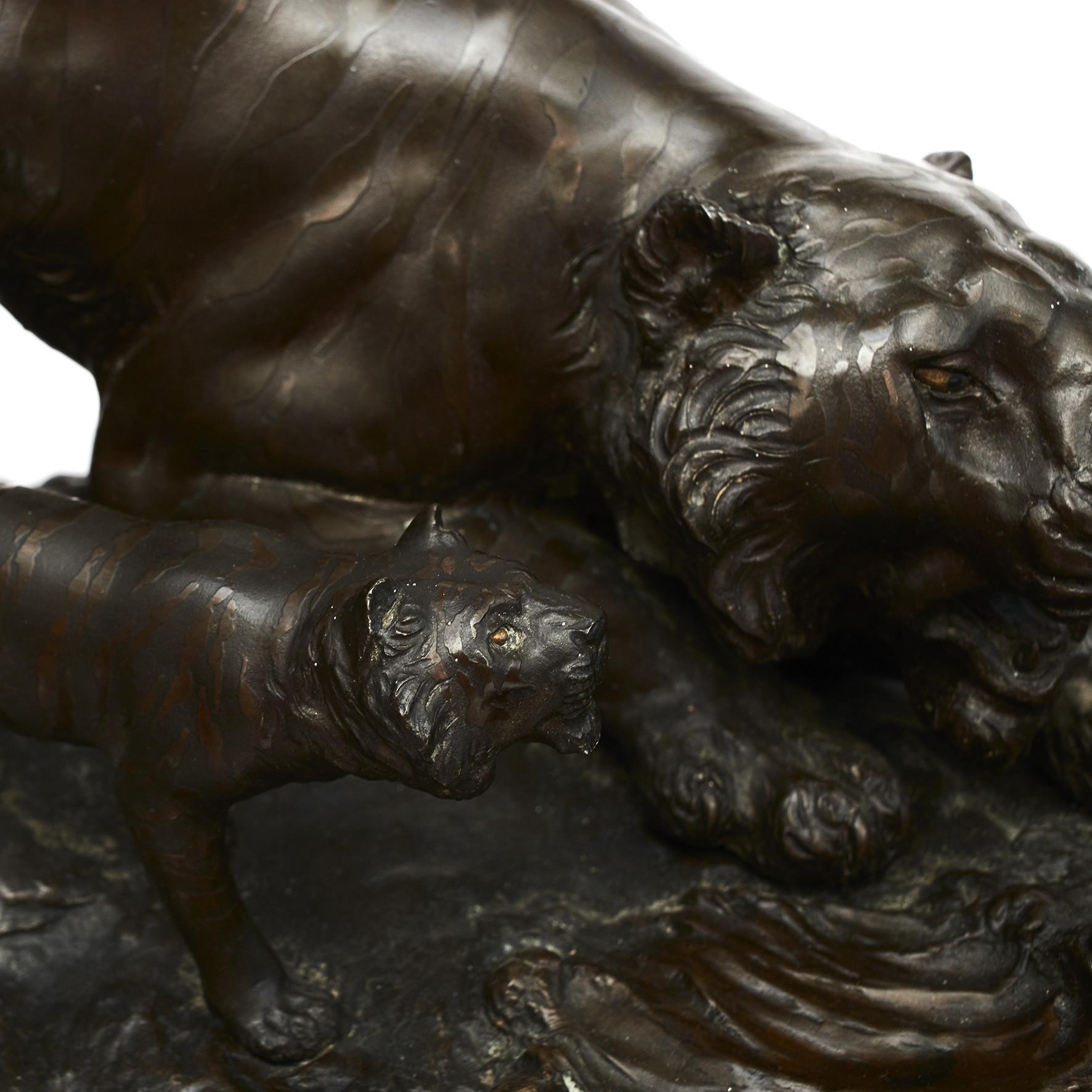 Japanese Meiji period (1868-1912) patinated bronze sculpture of a tiger with cub.
Mounted on a carved hardwood base decorated with foliage.
High quality with many fine details.
Signed with stamp.

Measures are incl. wood base.