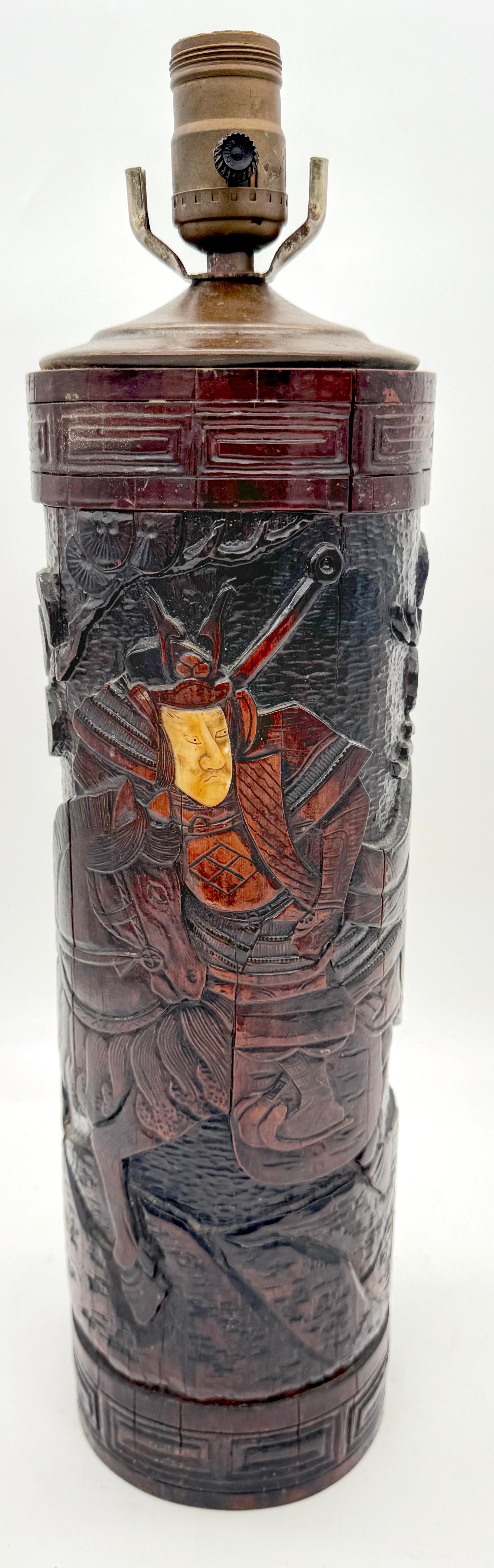 Antica lampada giapponese del periodo Meiji in bambù intagliato e osso intarsiato - Samurai a cavallo, 1900 ca.

Questa squisita lampada giapponese del periodo Meiji (circa 1900) mostra una maestria artigianale, con una base in bambù intagliata a