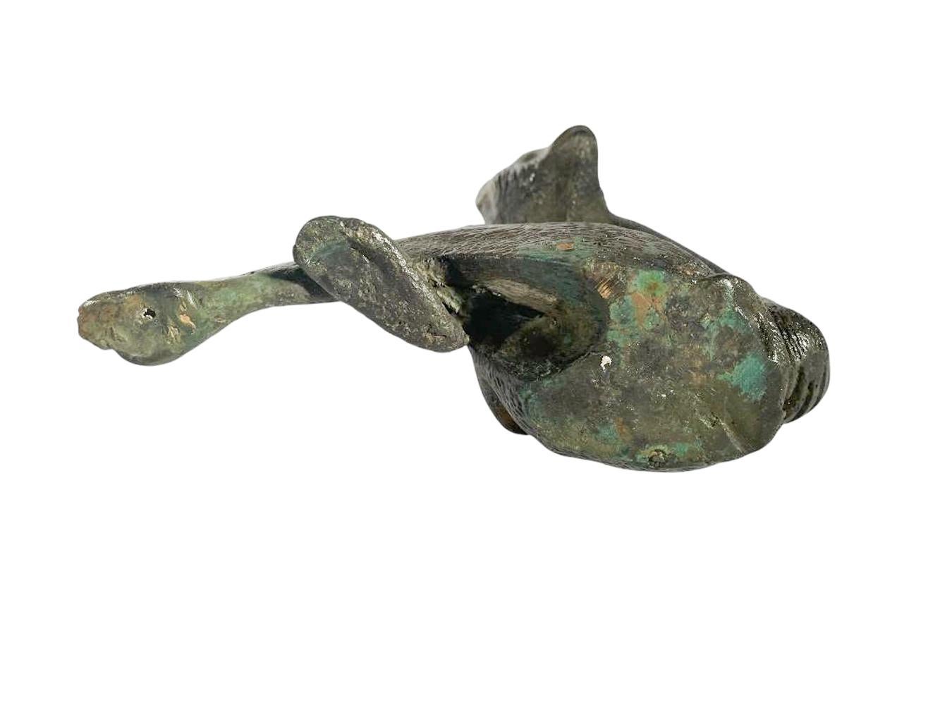 Japonais, période Meiji, figure en bronze coulé représentant un singe assis.