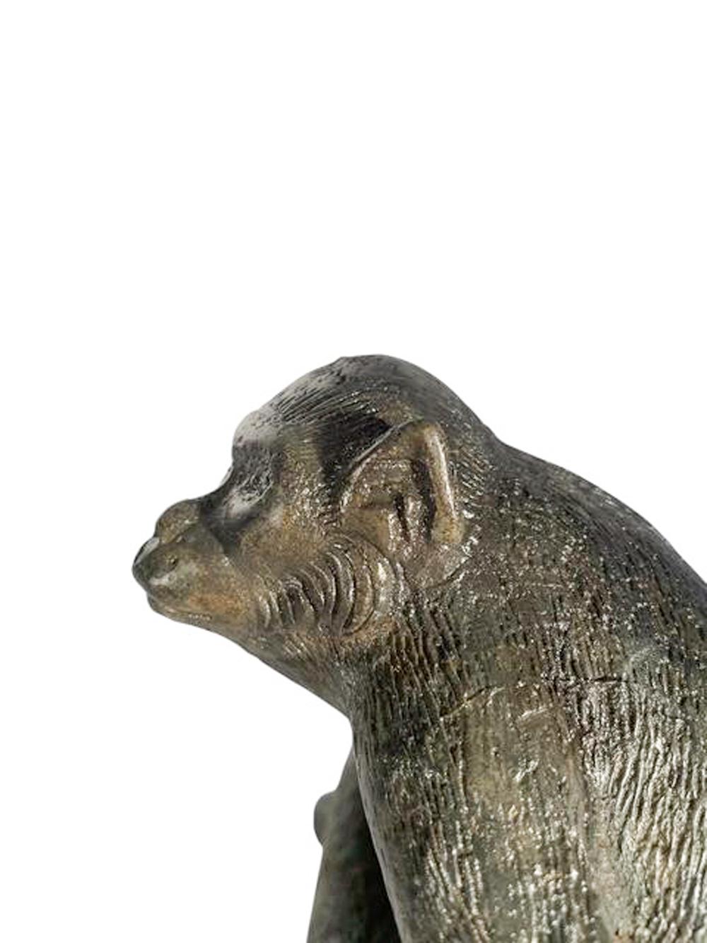 Japonais Okimono en bronze coulé de la période Meiji représentant un singe assis en vente