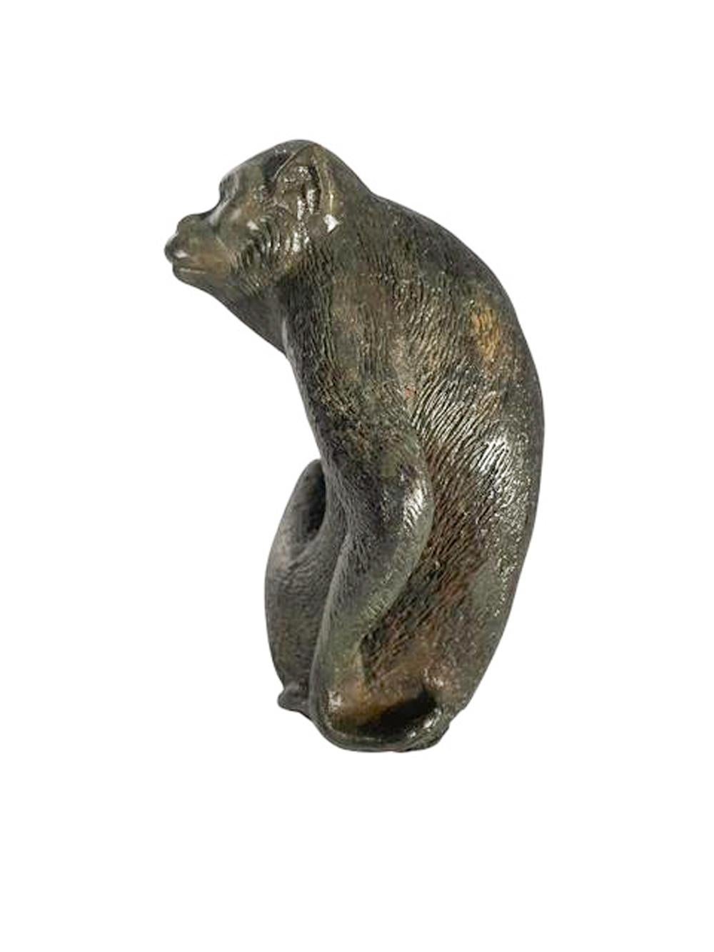 Moulage Okimono en bronze coulé de la période Meiji représentant un singe assis en vente