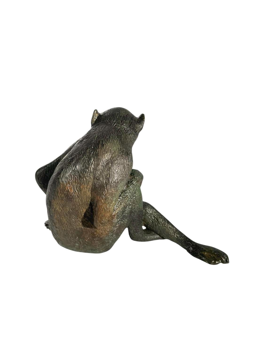 Okimono en bronze coulé de la période Meiji représentant un singe assis Bon état - En vente à Chapel Hill, NC