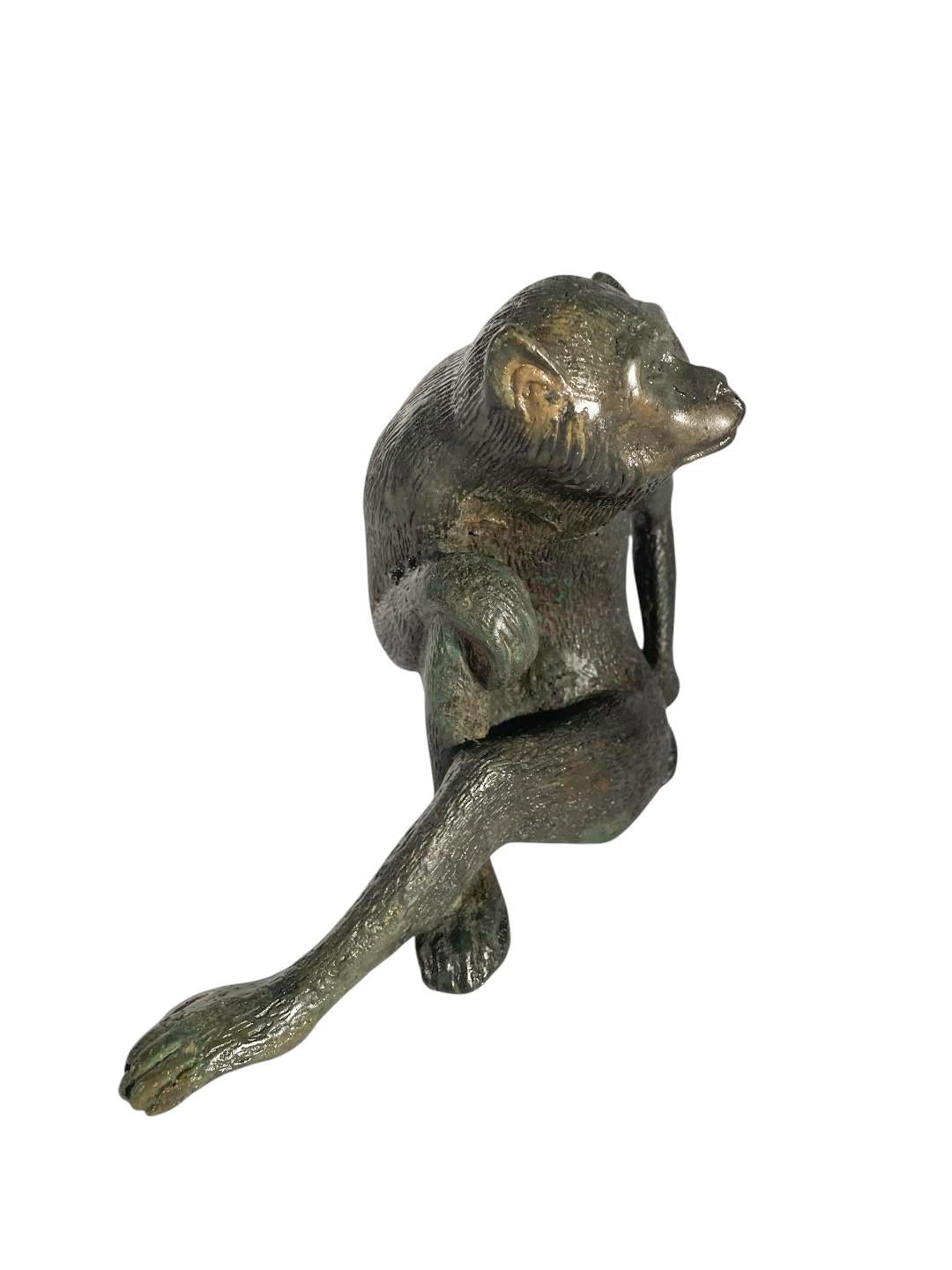 20ième siècle Okimono en bronze coulé de la période Meiji représentant un singe assis en vente