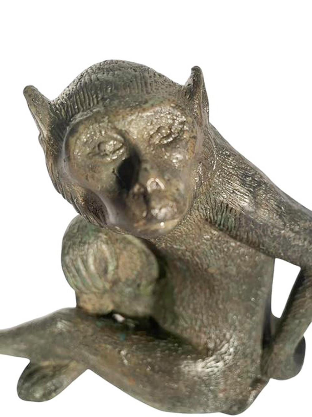 Bronze Okimono en bronze coulé de la période Meiji représentant un singe assis en vente