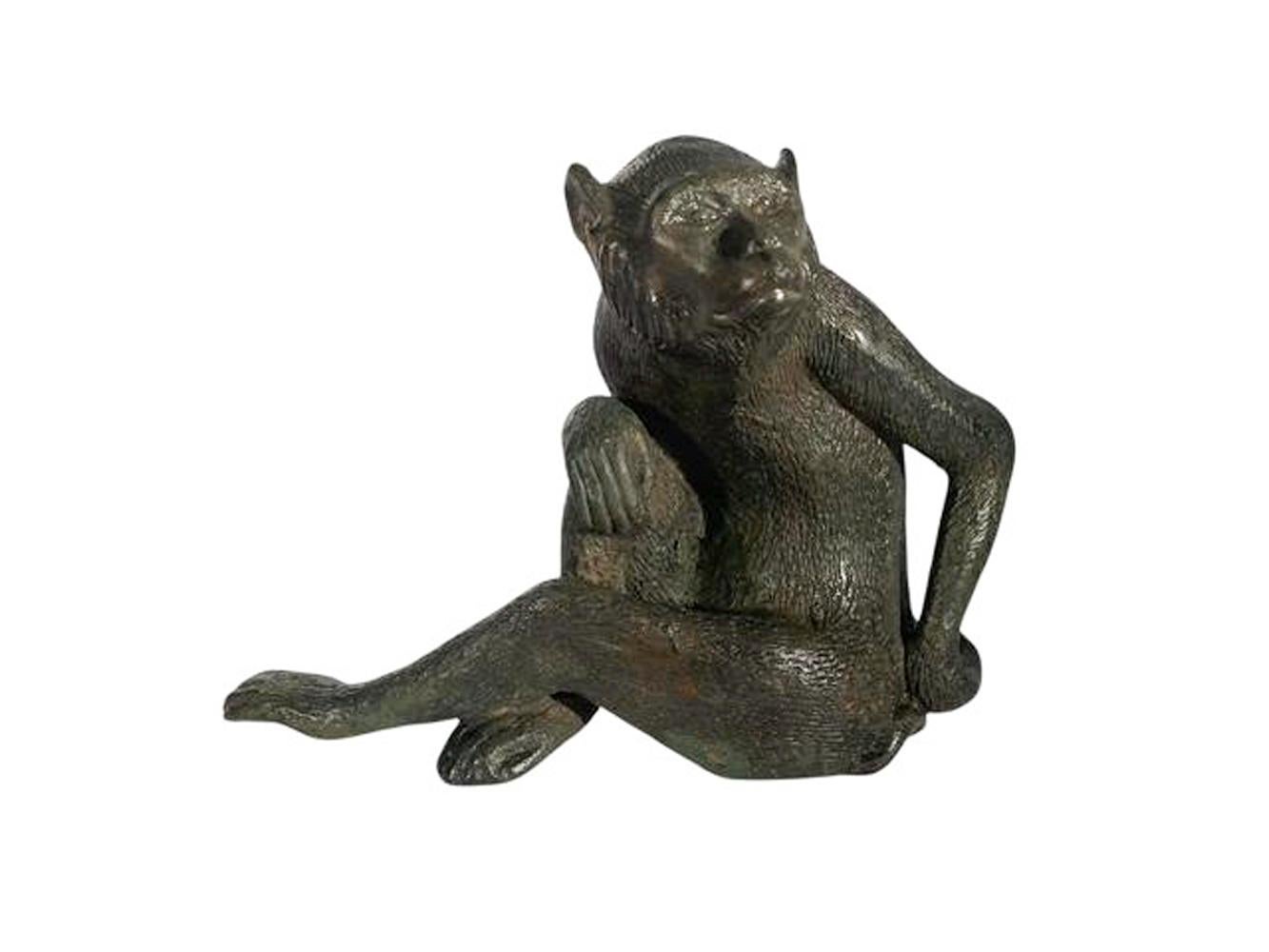 Okimono en bronze coulé de la période Meiji représentant un singe assis en vente 1