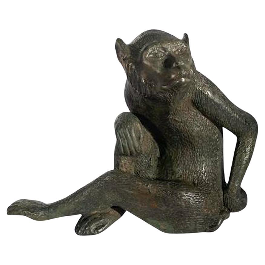 Okimono giapponese in bronzo fuso del periodo Meiji raffigurante una scimmia seduta