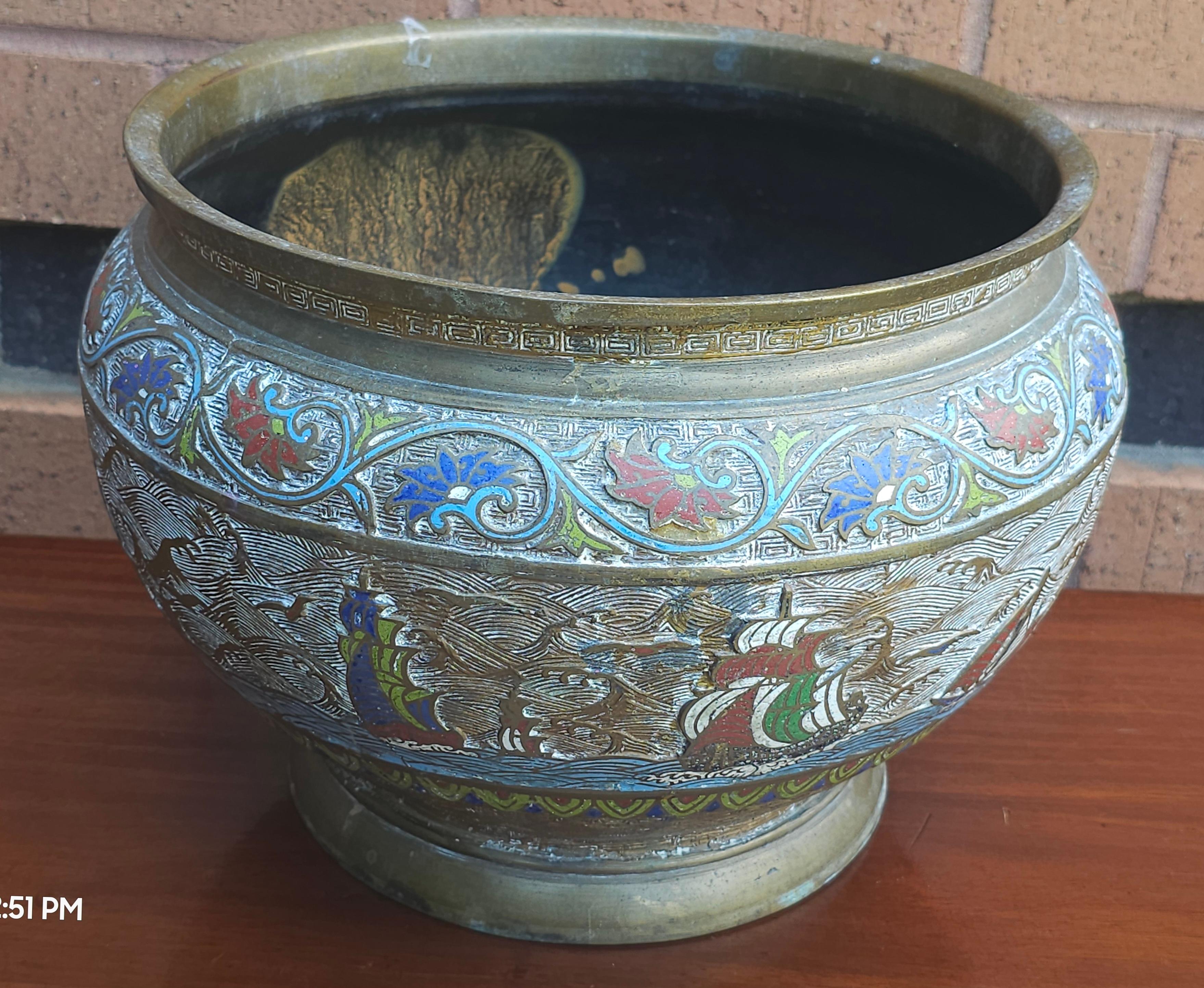Grande jardinière en bronze émaillé zoomorphe Meiji du milieu du XIXe siècle, circa 1870. Mesure 12