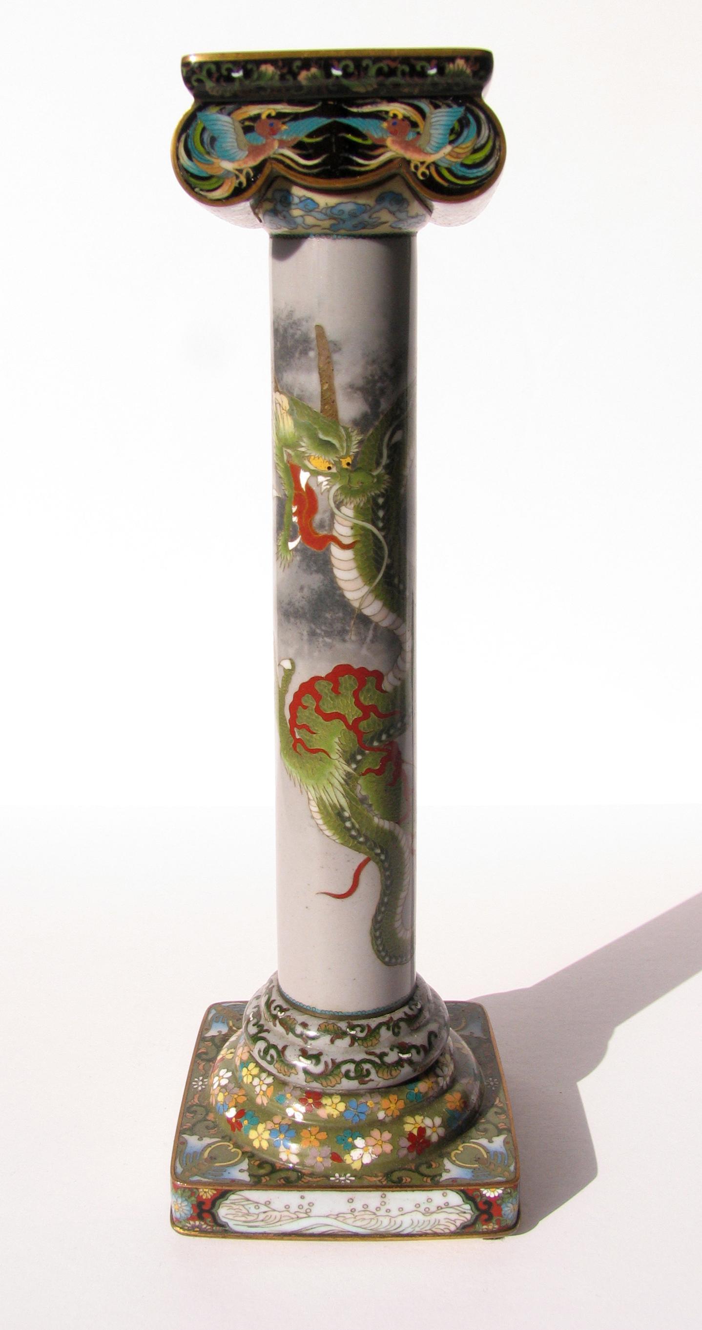 Exquisite japanische Meiji Periode Cloisonne Kerzenhalter mit einem Drachen verziert.
Fein detaillierte Metall- und Emaillearbeiten. In ausgezeichnetem, altersgemäßem Zustand.