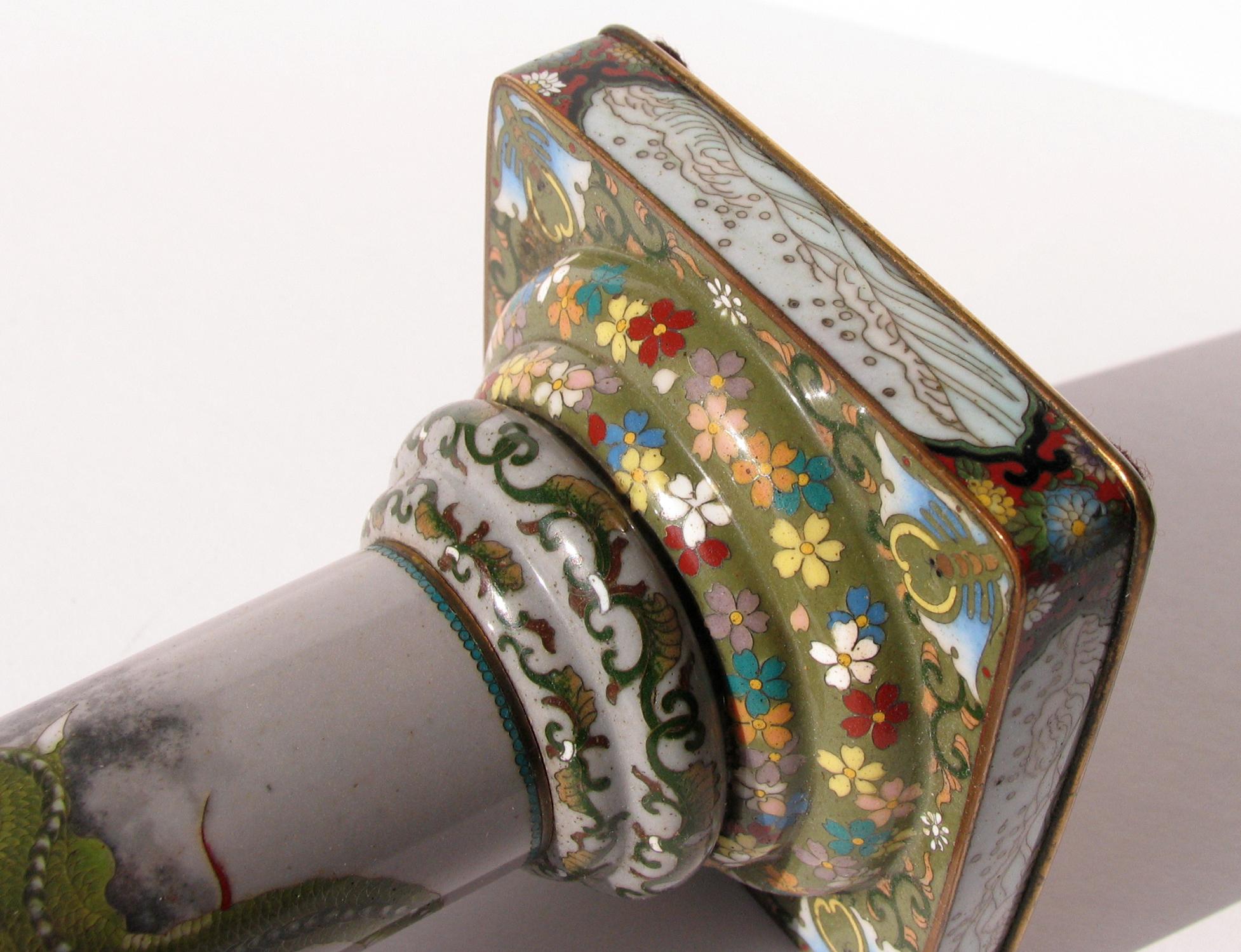 Japanischer Cloisonné-Kerzenständer mit Drachen aus der japanischen Meiji-Periode (Metall) im Angebot