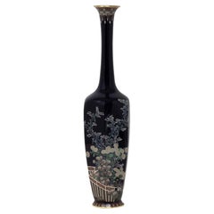 Vaso a stelo lungo in smalto cloisonne giapponese del periodo Meiji
