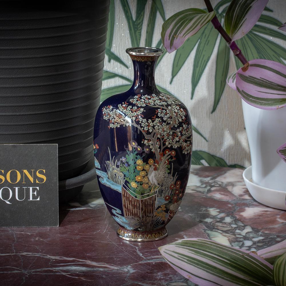 Expédition internationale gratuite

Marque de la société Ando Cloisonne 

De notre collection japonaise, nous avons le plaisir de vous présenter ce vase japonais en émail cloisonné par Ando Jubei. Le vase en émail cloisonné est de petite forme