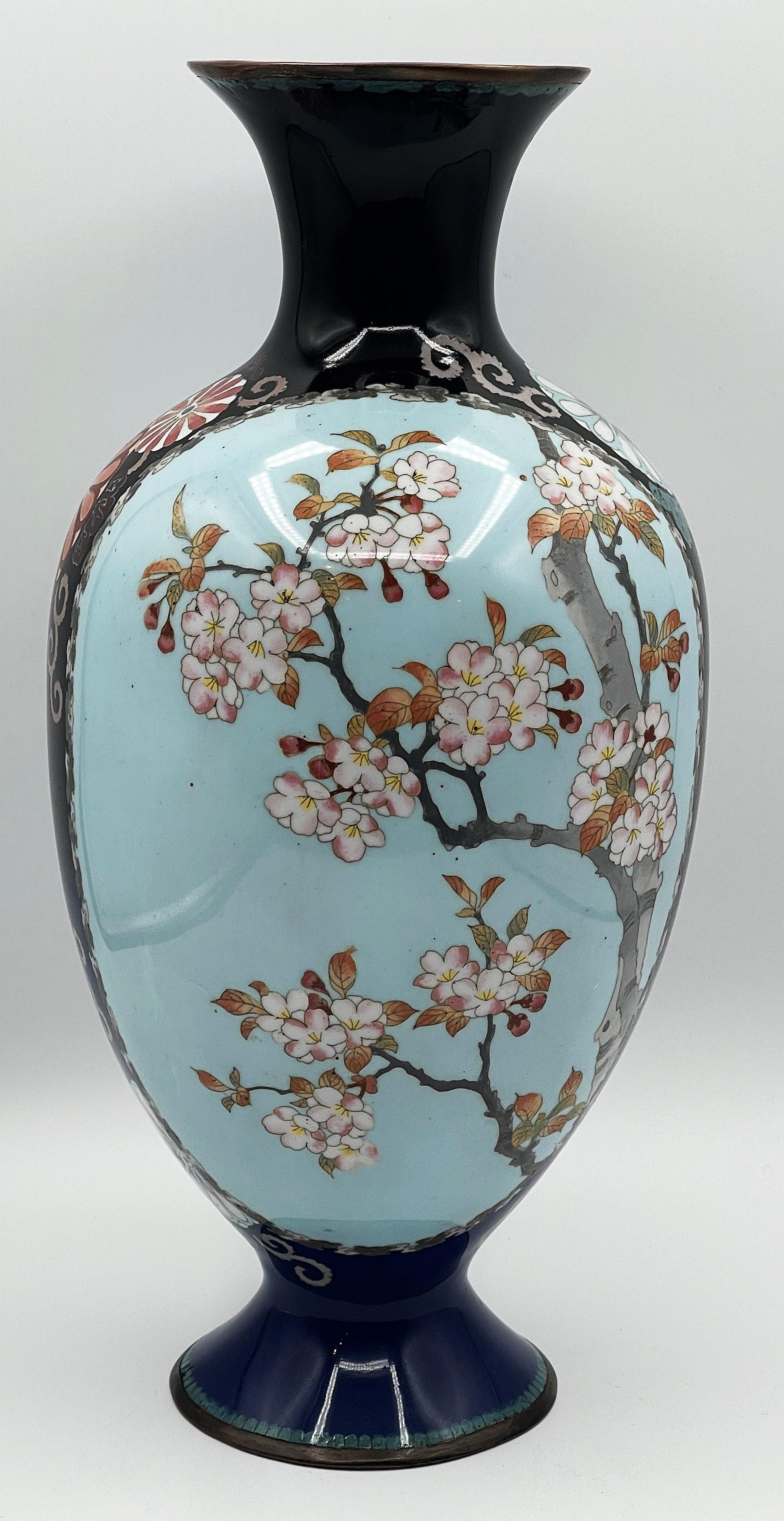 Jarrón Japonés de Cloisonné del Periodo Meiji con Samurai y Motivo Floral, Ca. 1890 Japonismo en venta