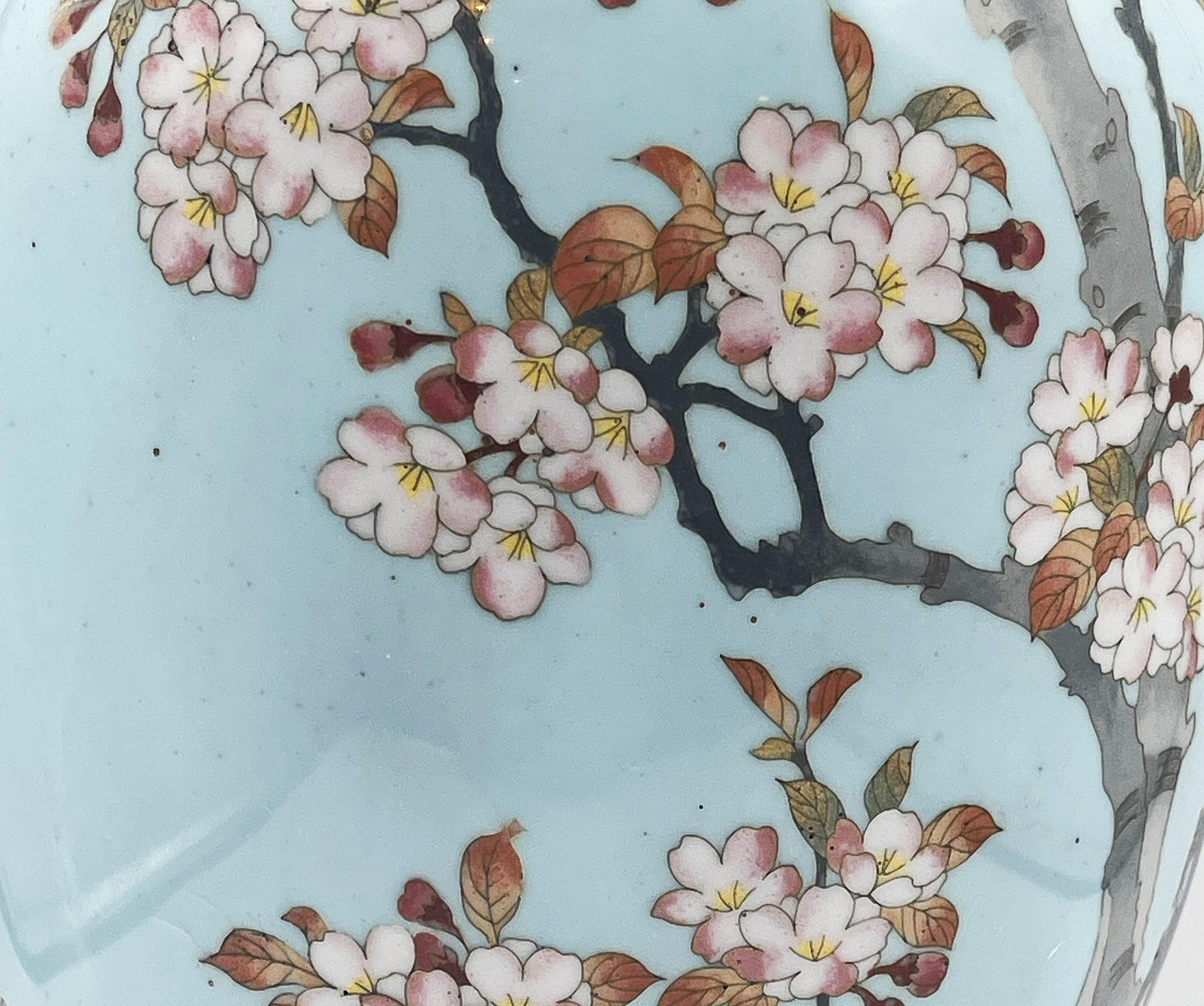 Jarrón Japonés de Cloisonné del Periodo Meiji con Samurai y Motivo Floral, Ca. 1890 Fines del siglo XIX en venta