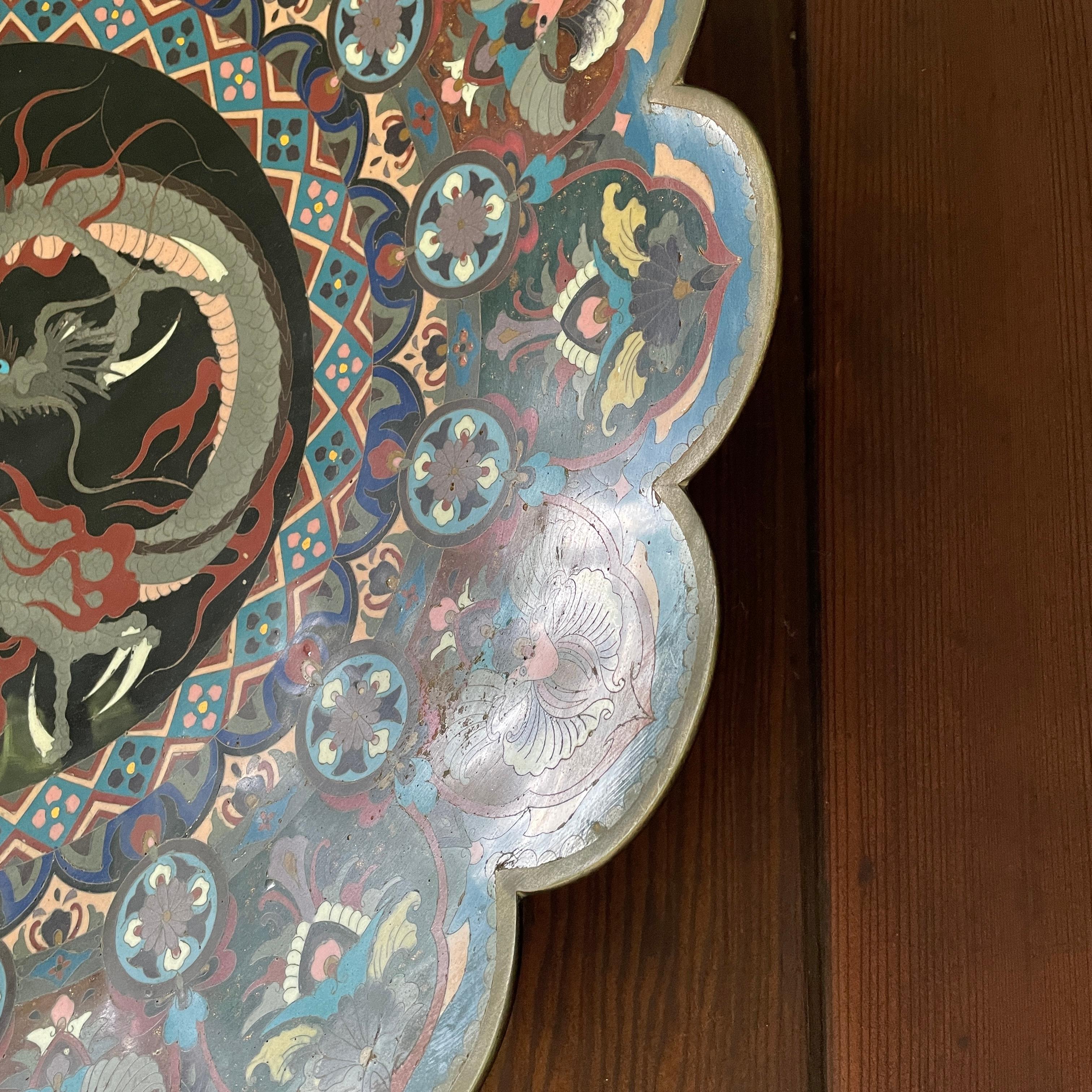 Plaque d'art mural pour chargeur XL en cloisonné de la période Meiji Dragon asiatique en émail en vente 2