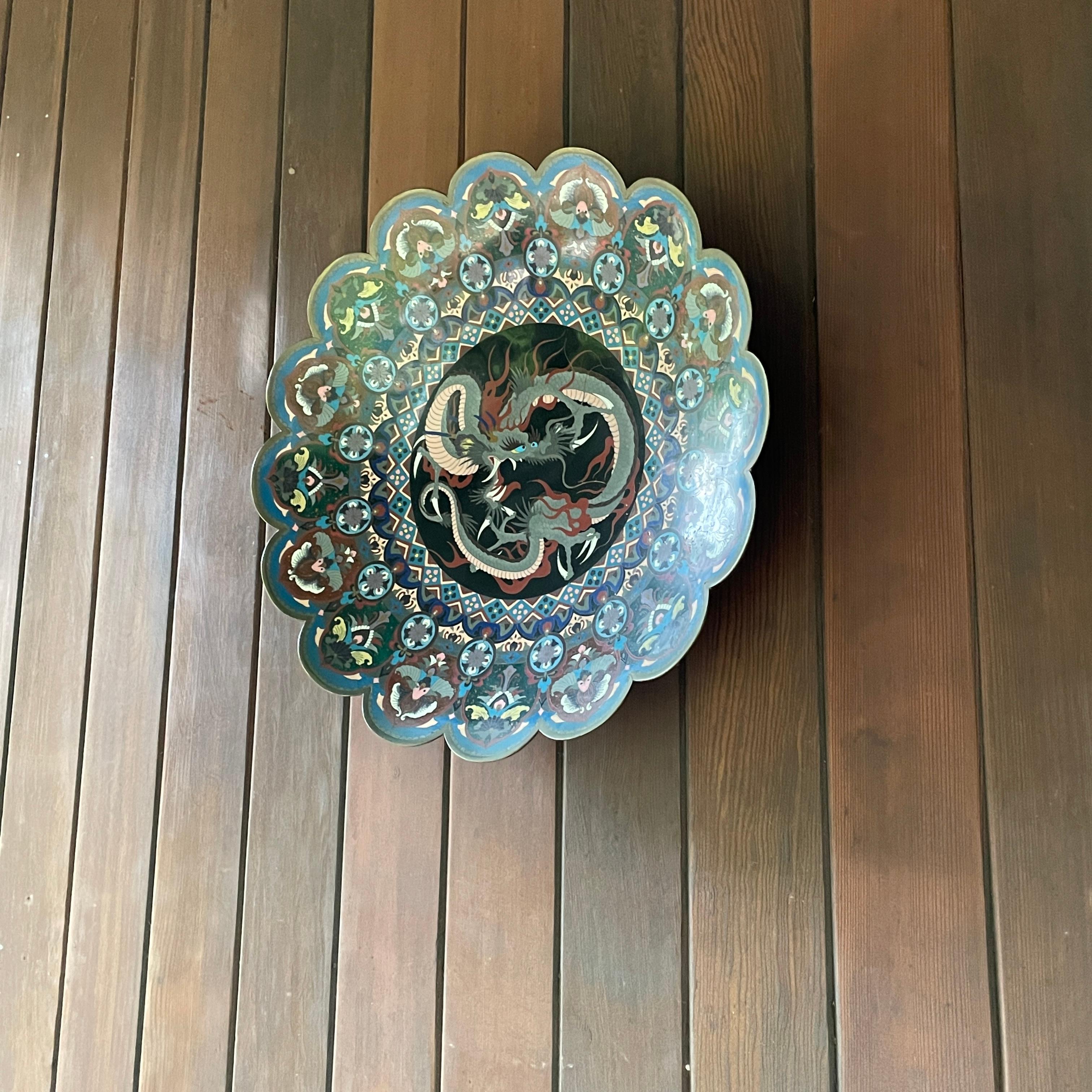 Plaque d'art mural pour chargeur XL en cloisonné de la période Meiji Dragon asiatique en émail État moyen - En vente à Hyattsville, MD