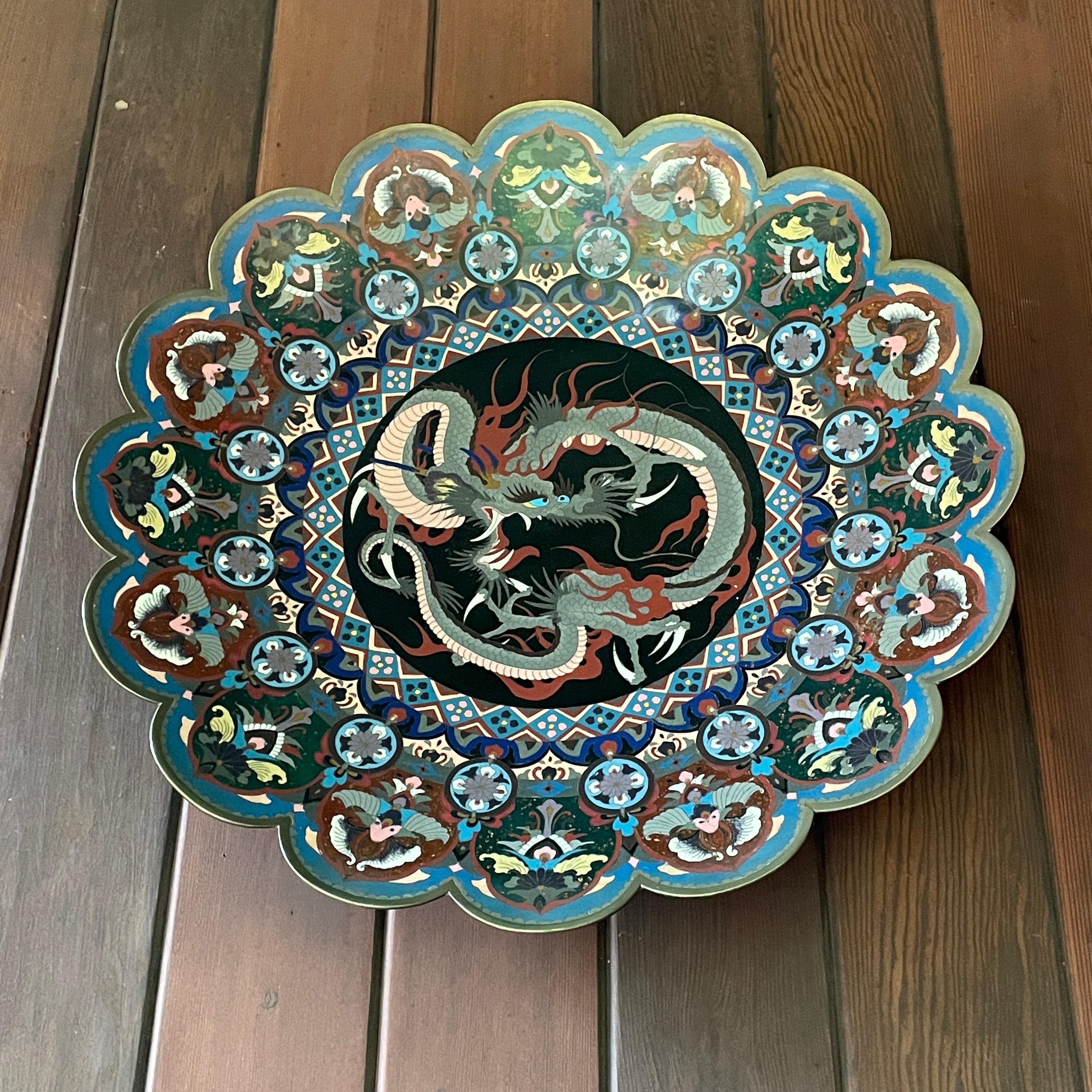Fin du XIXe siècle Plaque d'art mural pour chargeur XL en cloisonné de la période Meiji Dragon asiatique en émail en vente