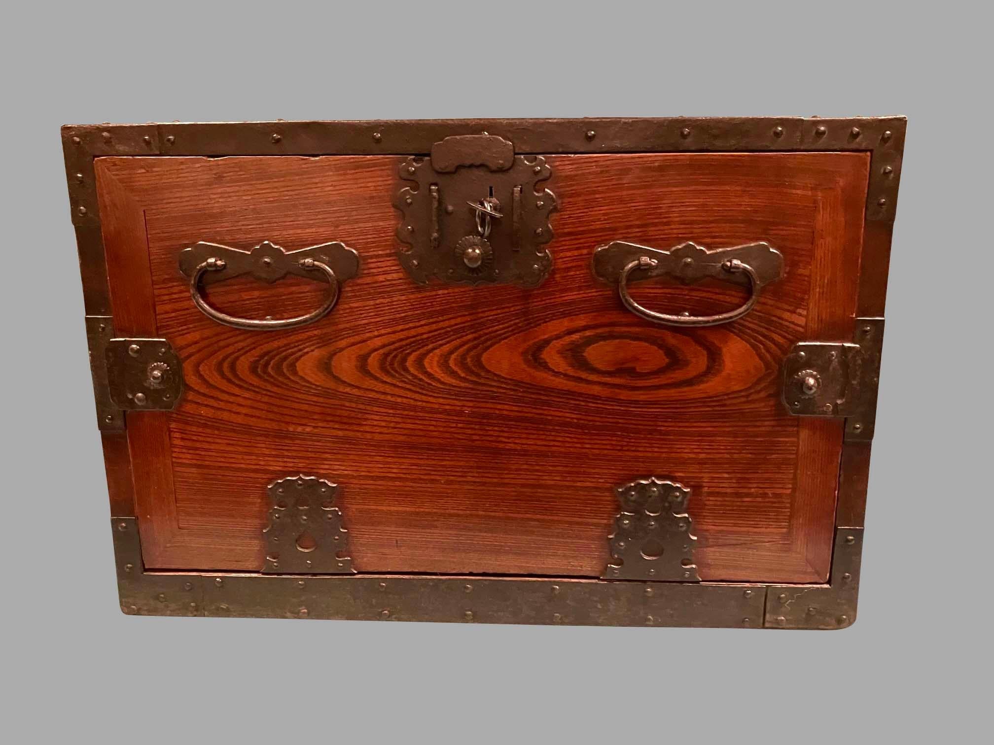 Ein japanischer, eisenbeschlagener Seekasten oder Tischschrank aus der Meiji-Zeit. Der abnehmbare Frontdeckel lässt sich öffnen und gibt den Blick auf ein Inneres mit 5 Schubladen unterschiedlicher Größe frei. Das Stück ist mit dekorativen