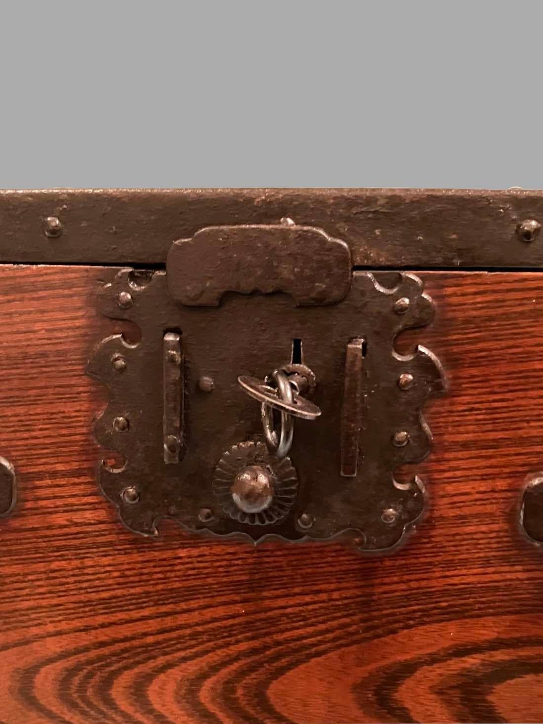 Japanese Meiji Period Elm and Iron Bound Table Tansu or Sea Chest In Good Condition For Sale In San Francisco, CA