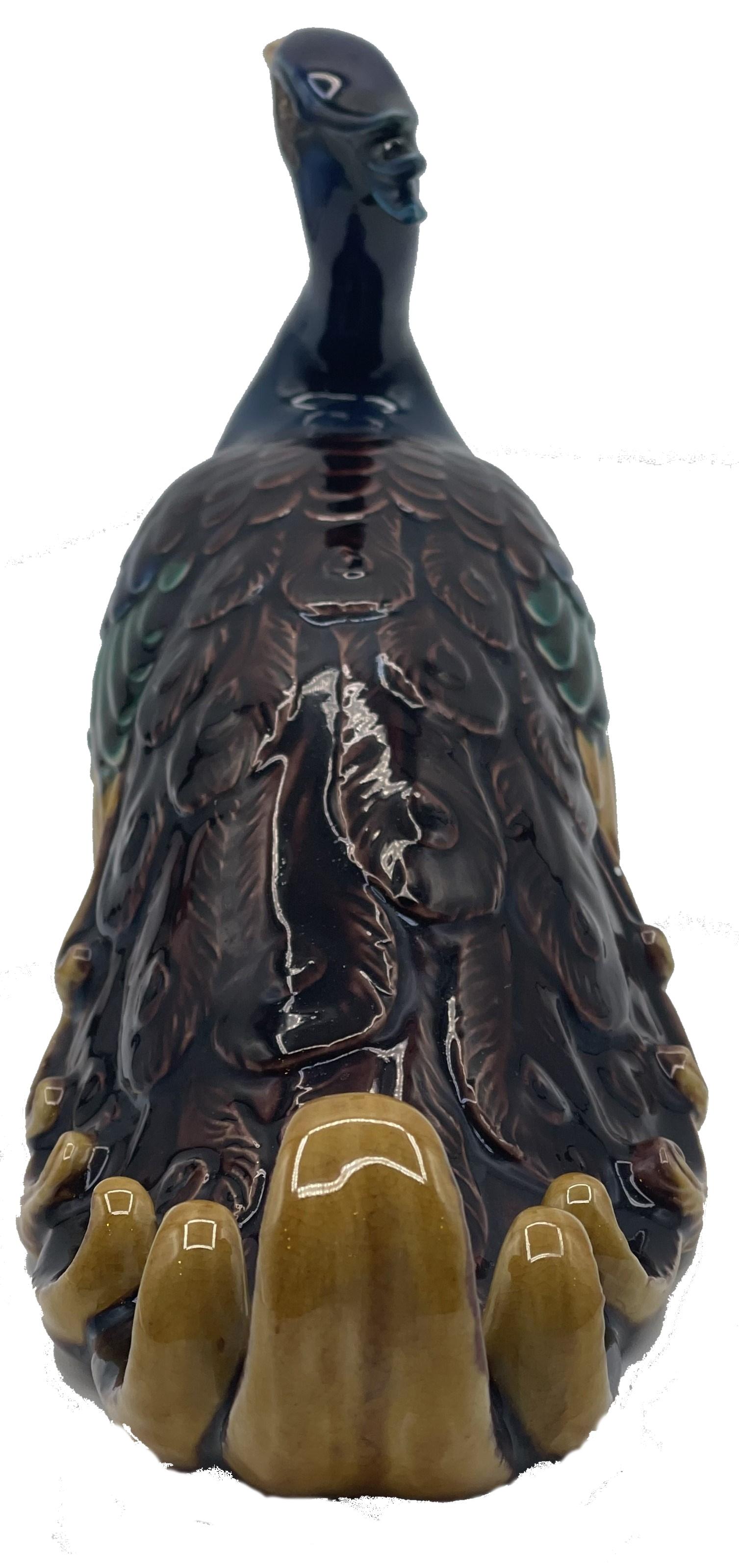 Pavone giapponese in ceramica Katan smaltata del periodo Meiji, 1890 ca. In condizioni buone in vendita a New York, NY