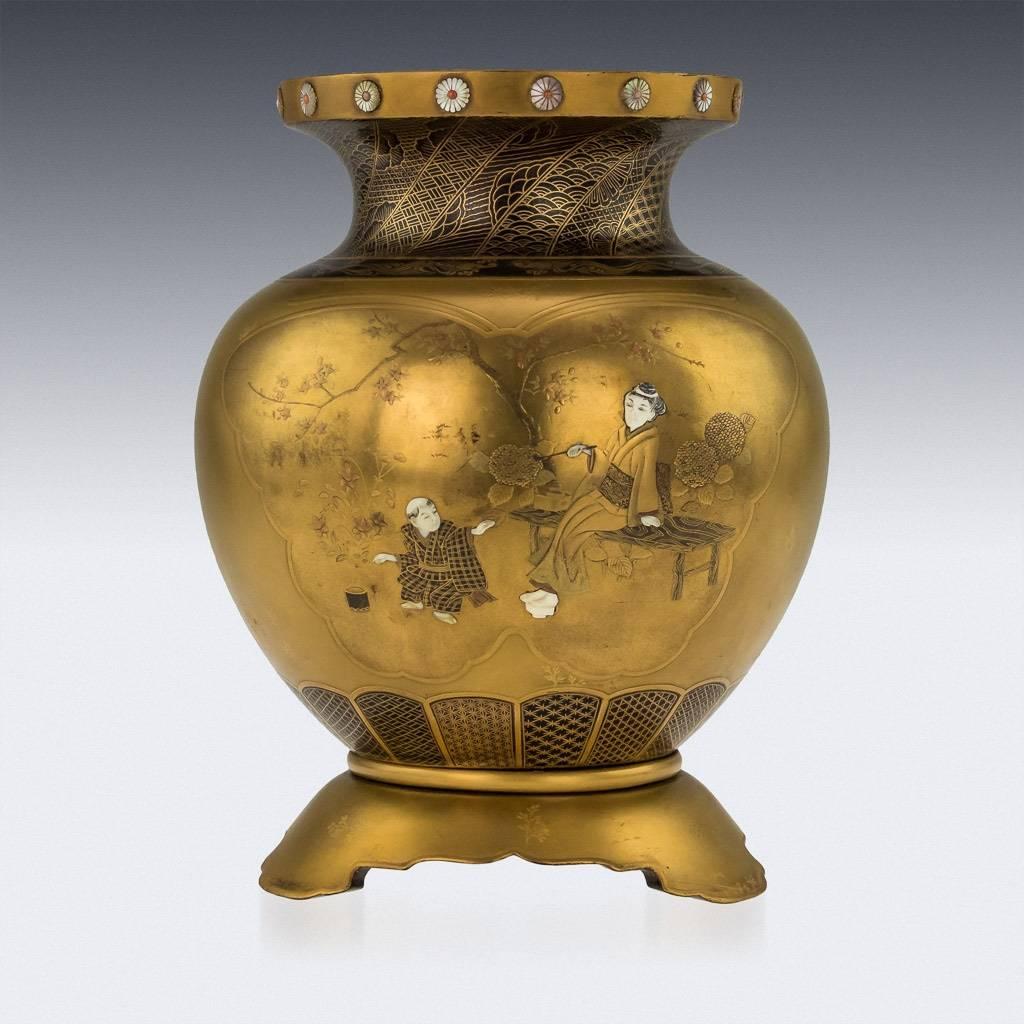 Japanese Meiji Period Gold Lacquer and Shibayama Vase, circa 1890 In Excellent Condition In Royal Tunbridge Wells, Kent