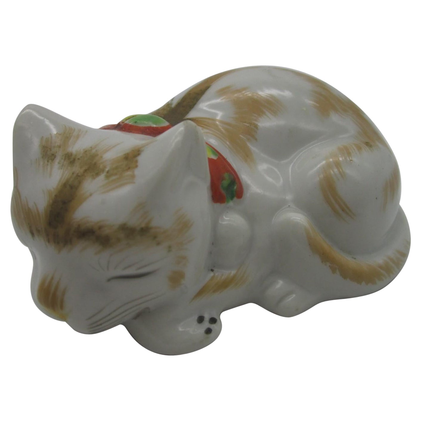 Sculpture japonaise de chat en porcelaine blanche dorée de la période Meiji, vers 1910